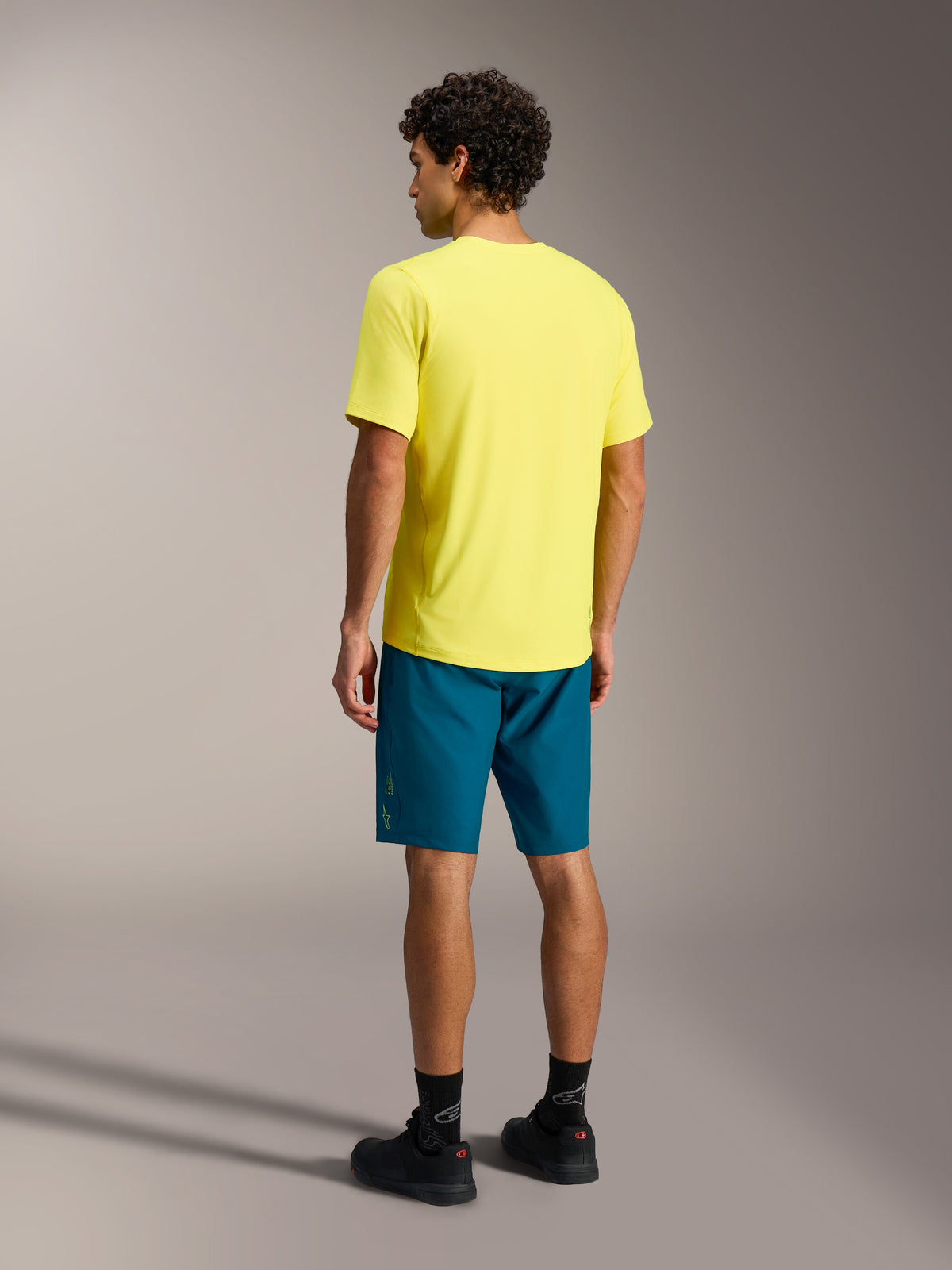 A-Dura Ride fietsshirt in Yellow Fluo, achteraanzicht met verlengde achterkant voor mountainbike-prestaties.