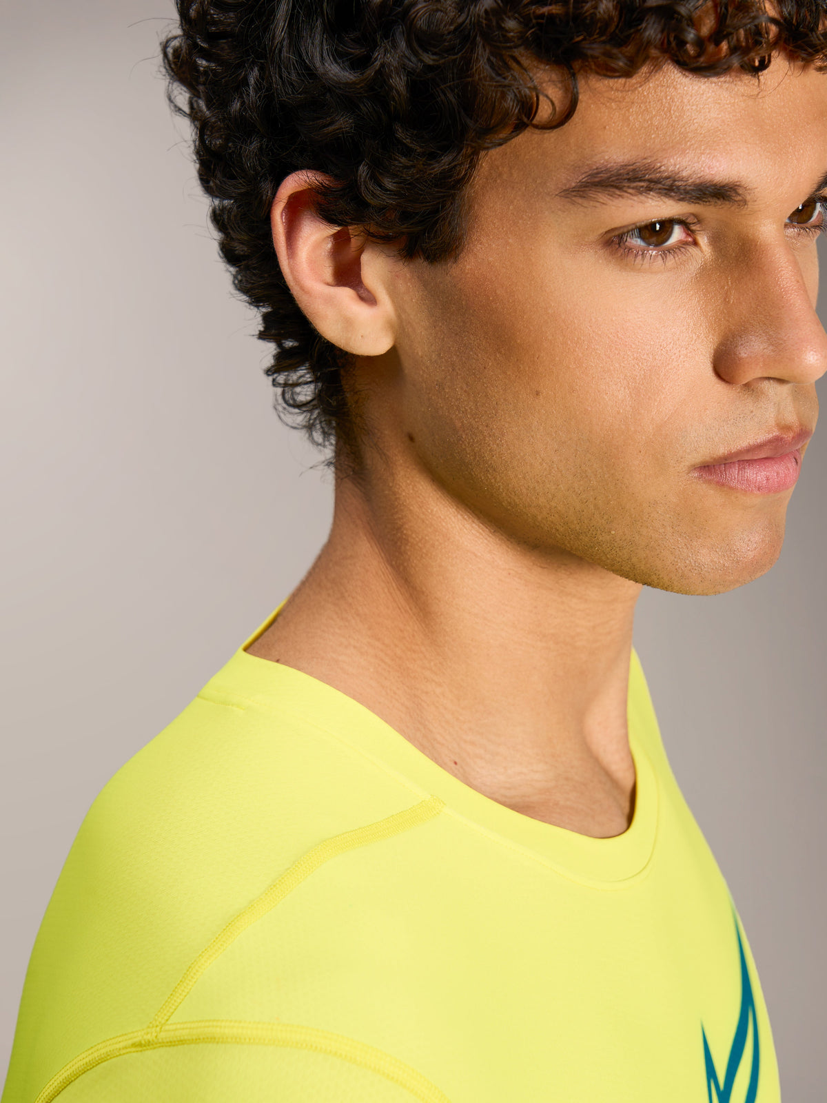 A-Dura Ride Jersey in Yellow Fluo, neongele performance MTB-top met ronde hals en lichtgewicht, flexibele stof.