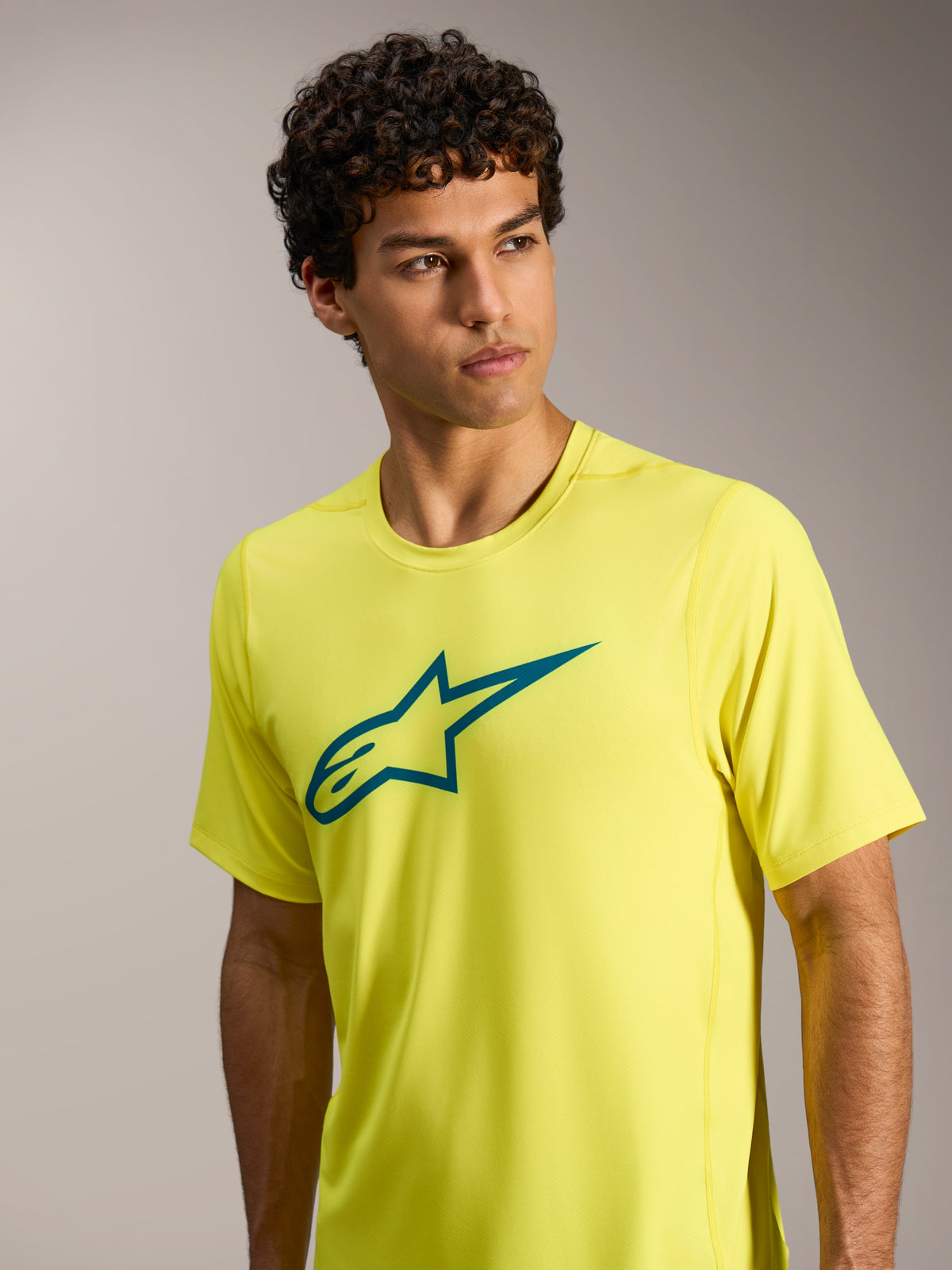 A-Dura Ride Jersey in Yellow Fluo met een blauwgroen Astars-borstlogo, ontworpen voor performance MTB-ritten.