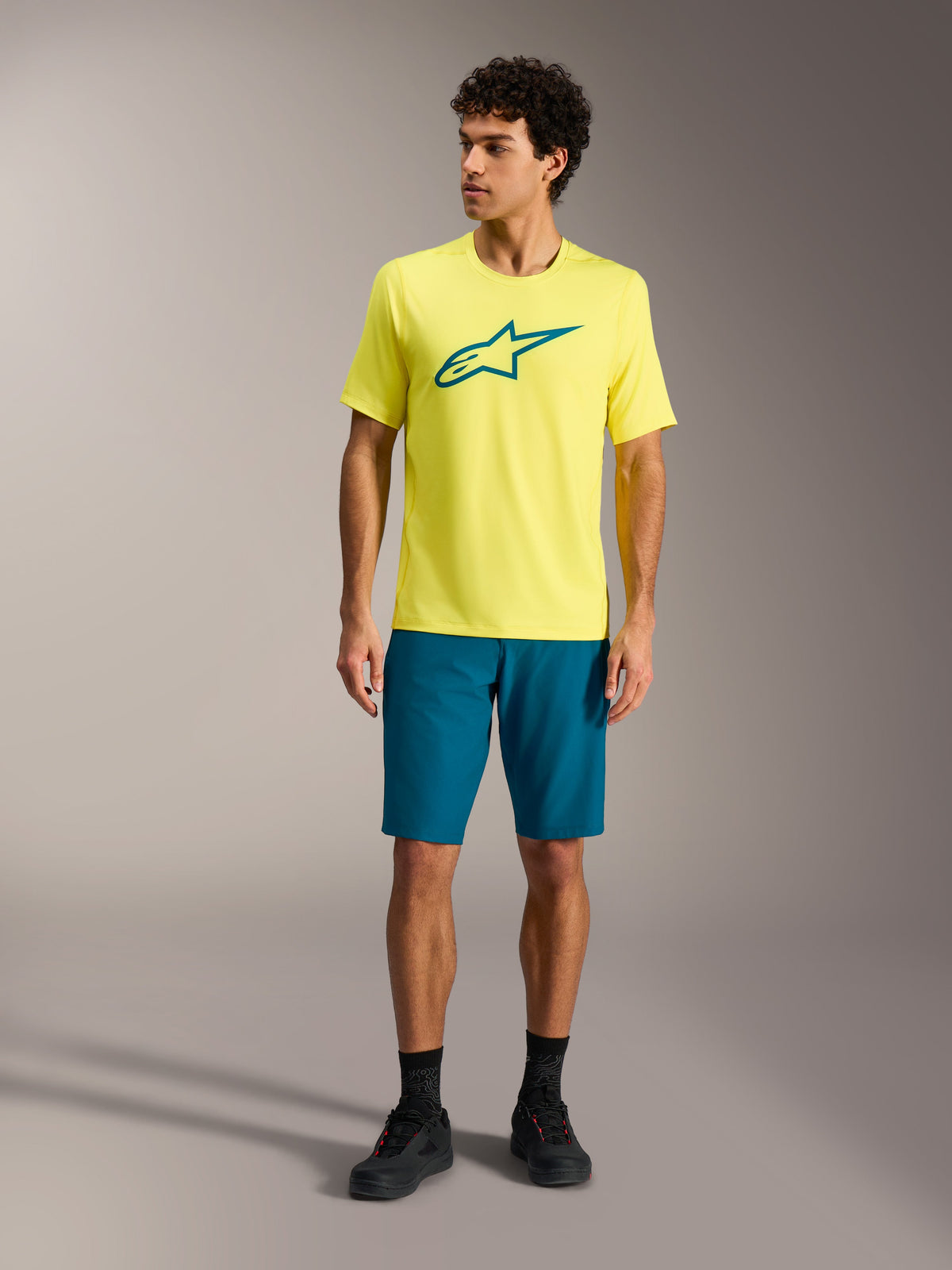 Geel fluo A-Dura Ride fietsshirt met korte mouwen, teal Astars-borstlogo, technische MTB-kleding voor heren.