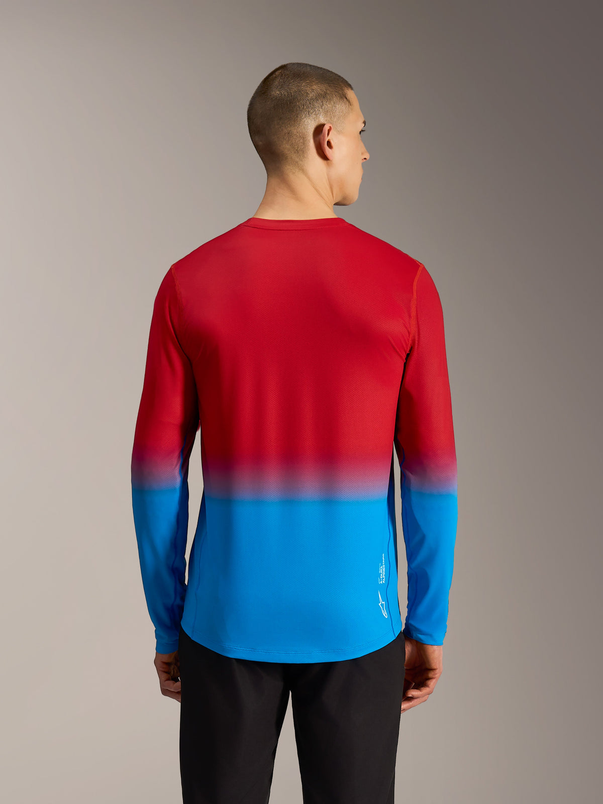 Alpinestars A-Dura ASTARS 2.0 MTB-jersey, achteraanzicht, Bright Red Blue kleurverloop en verlengde achterzoom.