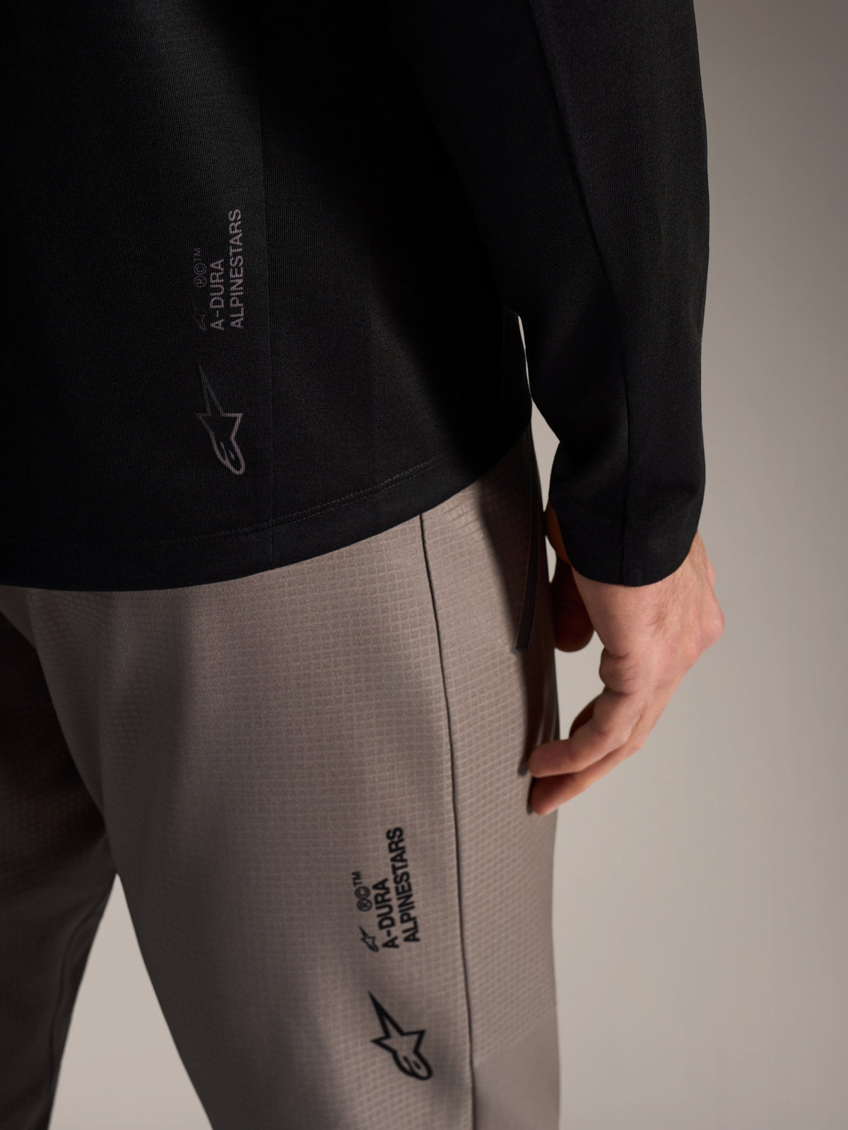 Zwarte A-Dura Elite Jersey 2.0 met lange mouwen, Alpinestars-branding en technische stof voor MTB-trailprestaties.