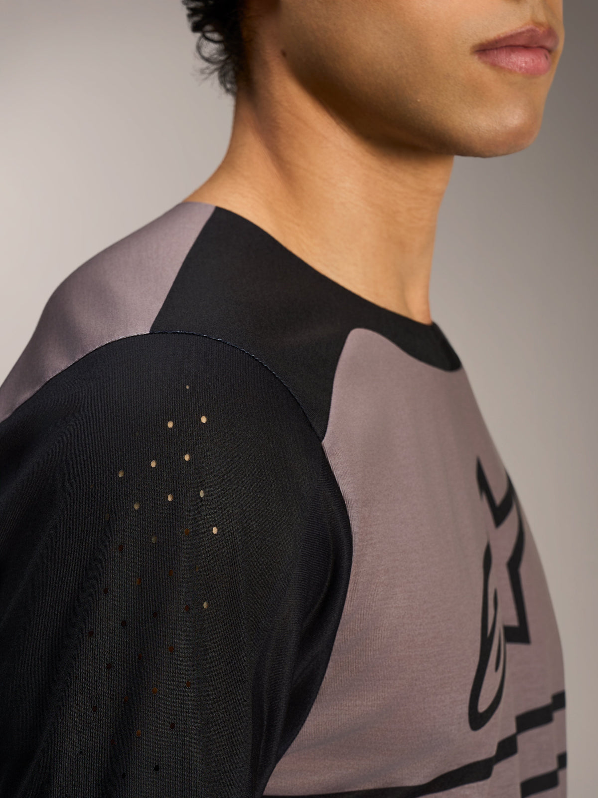Zwarte A-Dura Elite Blocked Trui 2.0 met geperforeerde mouwen en gelijmde kraag voor MTB-trailritten.