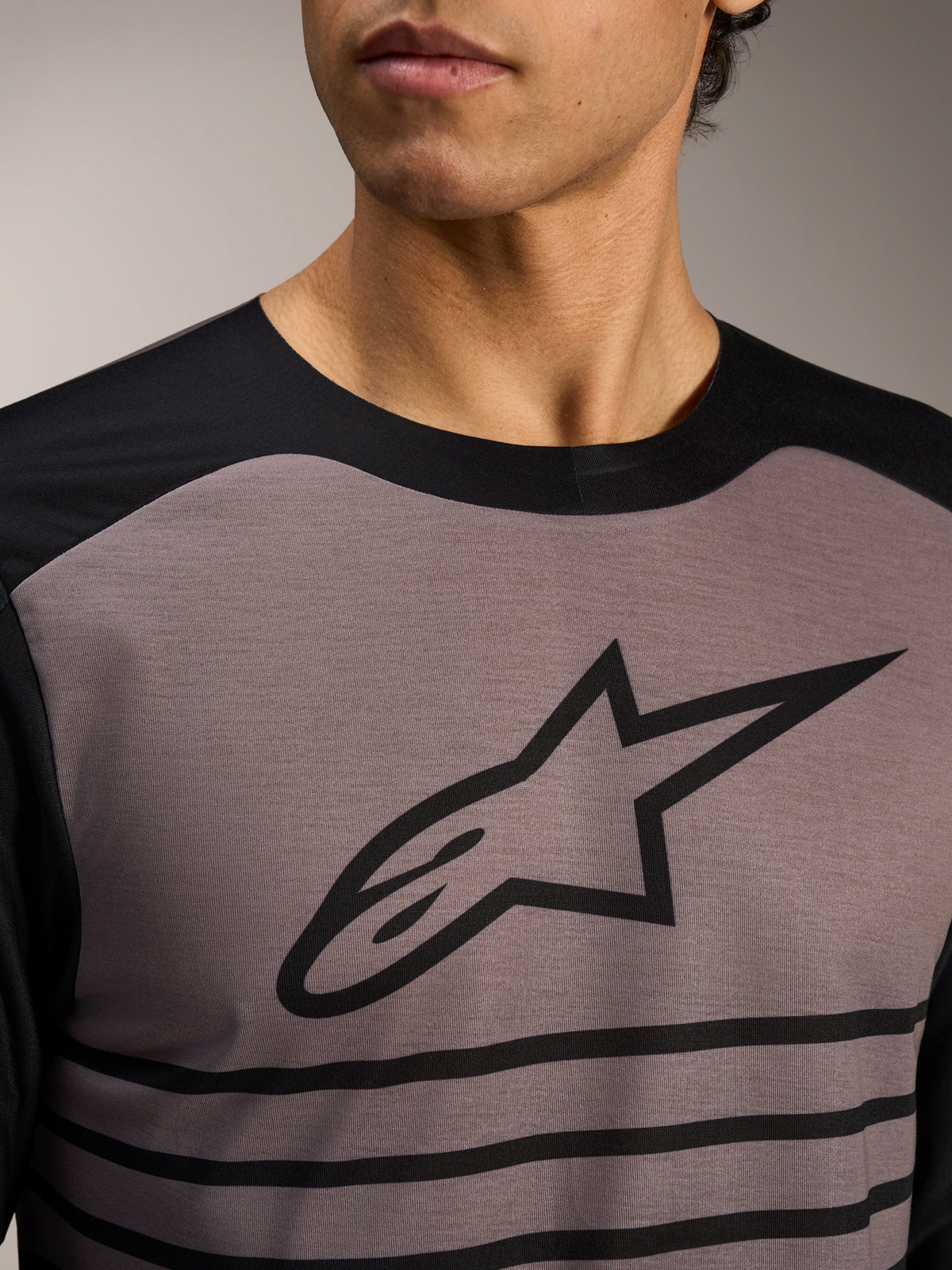 Alpinestars A-Dura Elite Jersey 2.0, grijs en zwart MTB-shirt met lange mouwen, opvallend Astars-logo en strepen.