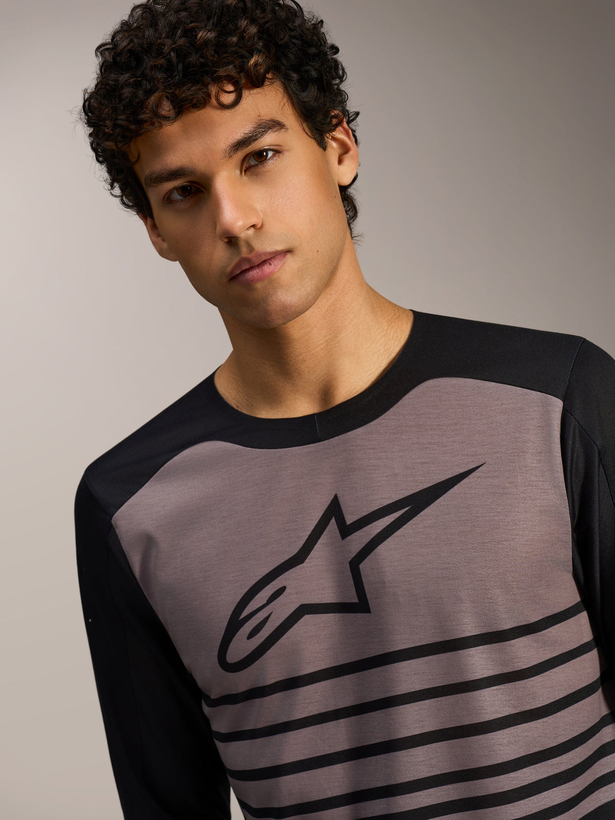 A-Dura Elite Long Sleeve Jersey 2.0, zwarte en grijze MTB-top met gestreept design en Alpinestars-logo.