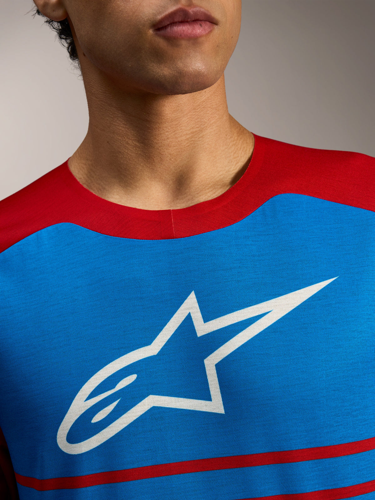 Alpinestars A-Dura Elite Jersey 2.0, blauw-rood geblokte MTB-trui met een opvallend wit sterlogo op de borst.