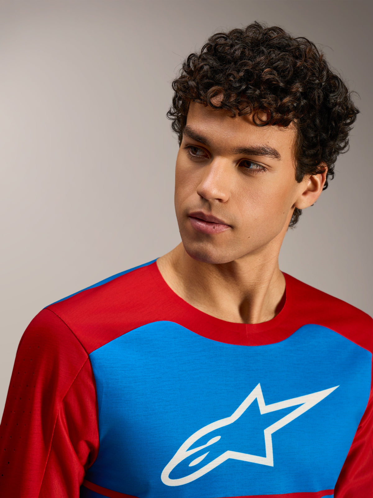 A-Dura Elite Jersey 2.0 met lange mouwen in rood en blauw, wit Alpinestars-logo en ademende trailstof.