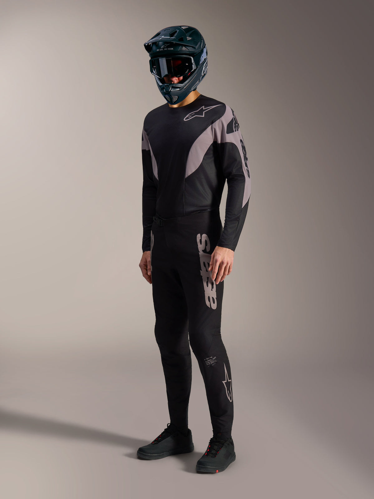 Zwart-grijze A-Supra Elite MTB-kit met performance stretchbroek, jersey en opvallende Alpinestars-branding.
