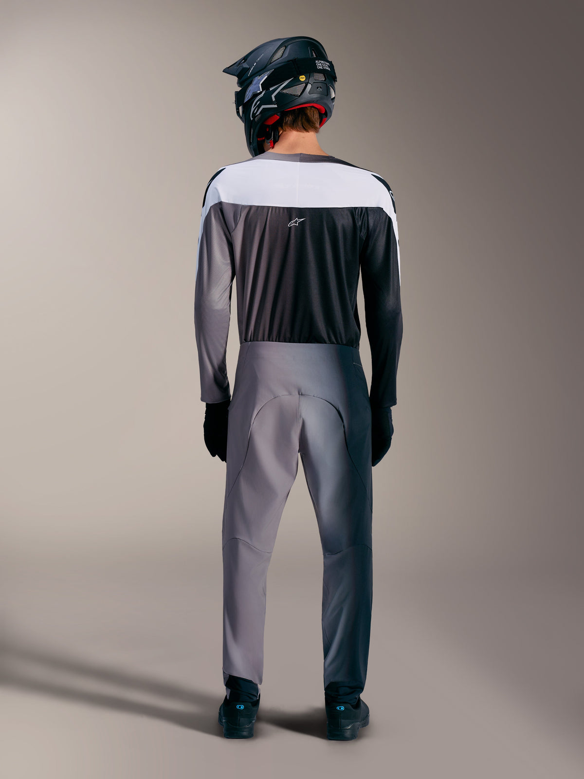 Achteraanzicht A-Supra Elite Jersey en broek in Faded Gray, MTB-racekleding met hoogwaardige stoffen en Astars-logo.