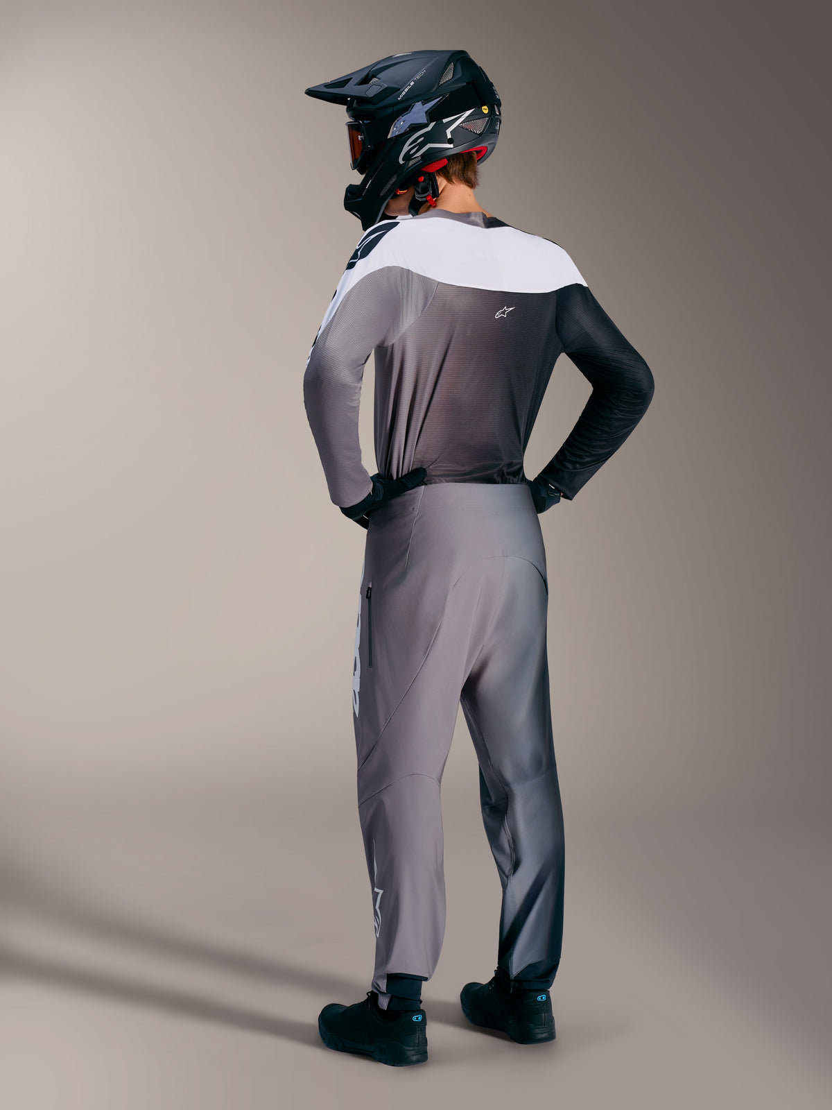 A-Supra Elite broek in Gray Fade, achteraanzicht van MTB-race-uitrusting met technische stoffen en een atletische pasvorm.