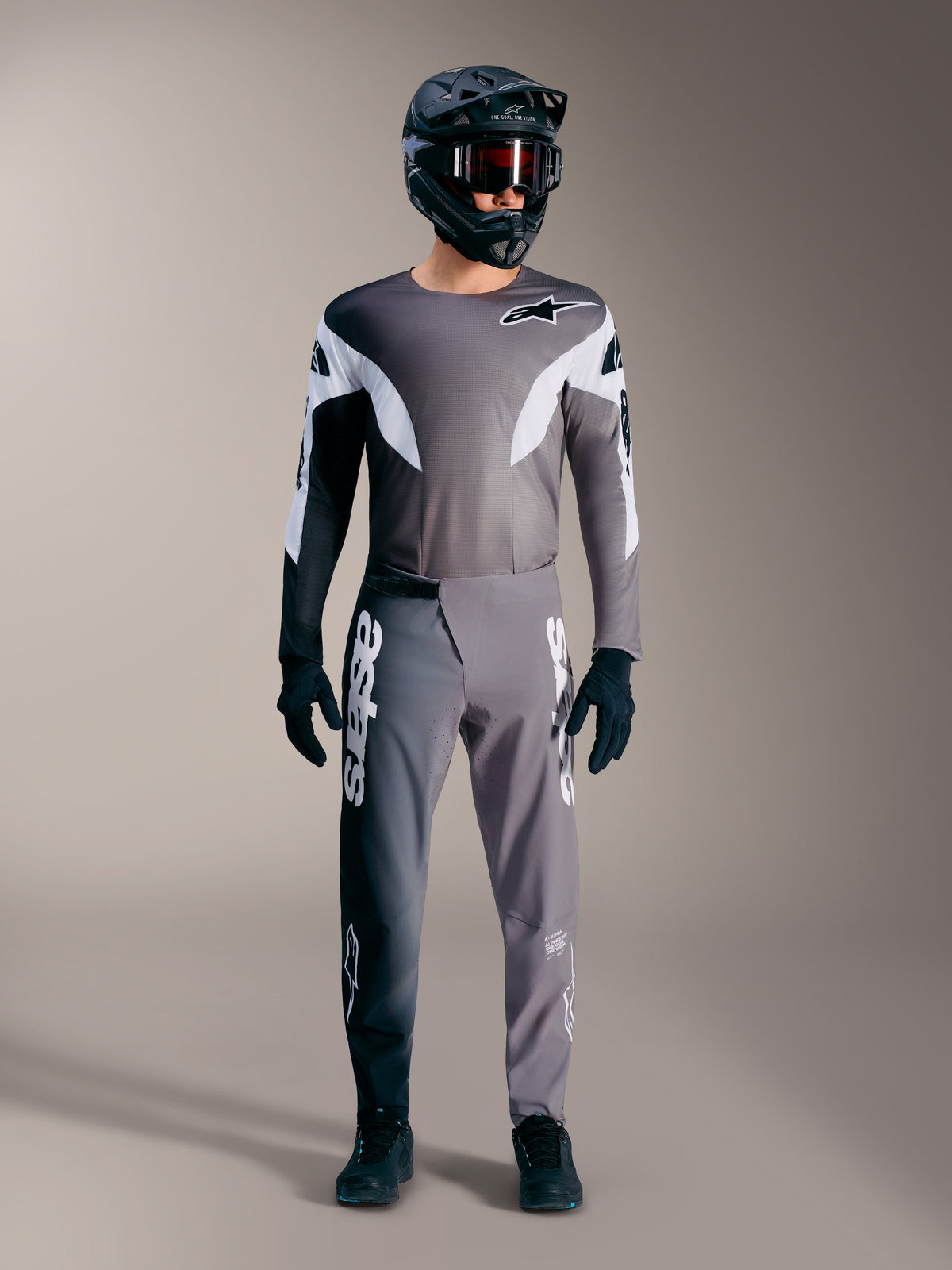 Alpinestars A-Supra Elite MTB-set in faded gray, performance jersey en broek met opvallende witte logo's.