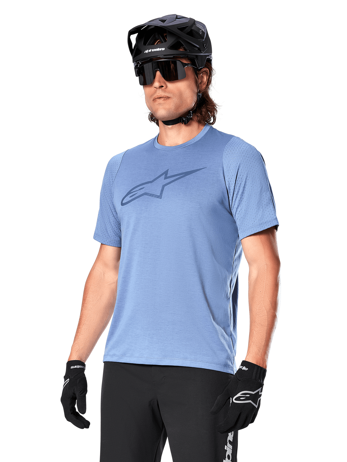 Alpinestars A-Dura Dri Astar jersey met korte mouwen, Infinity Blue, mountainbike jersey met mesh mouwventilatie en een groot logo op de borst, gedragen met zwarte helm, zonnebril en handschoenen, technische MTB-prestatiekleding