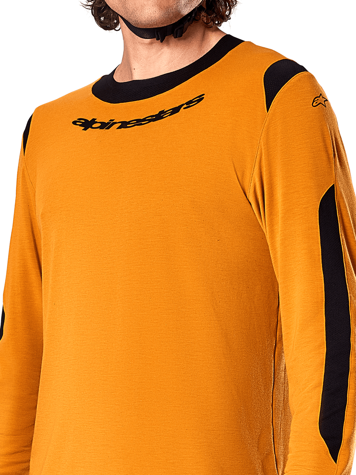 Alpinestars A-Dura Dri Wool Jersey met lange mouwen, Dark Gold, close-up van de zwarte ronde hals met logo en zwarte mesh ventilatiepanelen op de schouders en armen, hoogwaardige mountainbikekleding