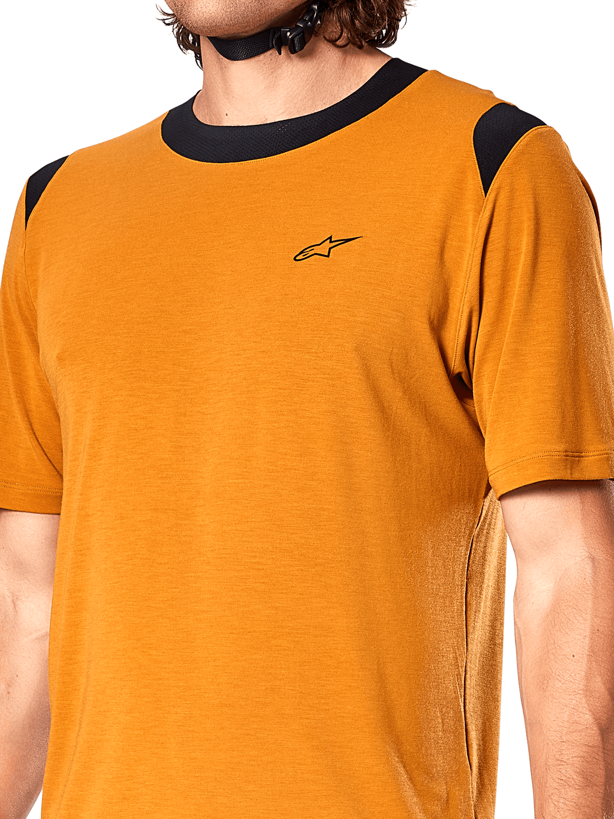 Alpinestars A-Dura Dri Wool Jersey, fietsshirt met korte mouwen, Dark Gold, zwarte mesh kraag en schouderpanelen, klein zwart logo op de borst, close-up vooraanzicht