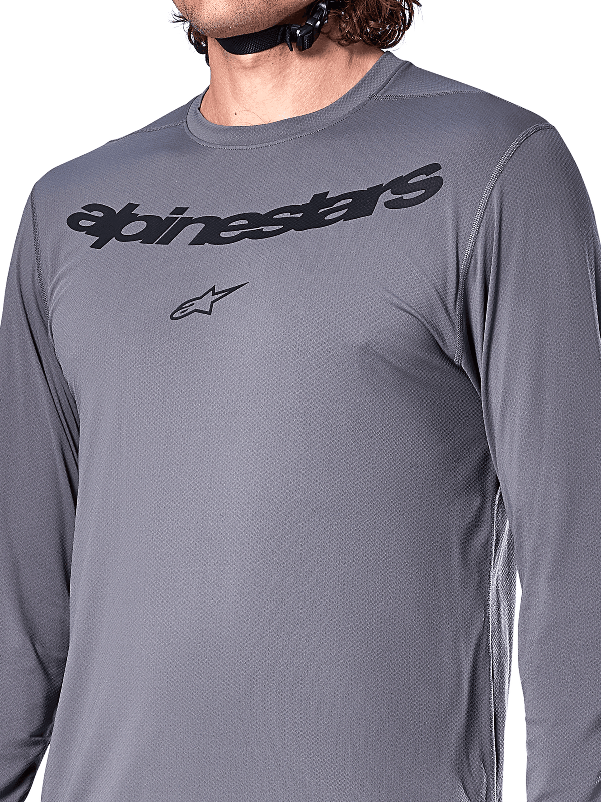 Alpinestars A-Dura Rocker Jersey met lange mouwen, donkergrijs, close-up van de borst met zwart Alpinestars-woordmerk en sterlogo, jacquard poly-spandex materiaal, hoogwaardige mountainbikekleding