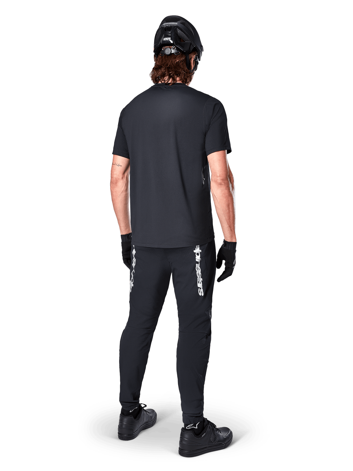 Alpinestars A-Dura Switch jersey, zwart MTB-shirt voor heren met korte mouwen, achteraanzicht op model voor trailrijden.