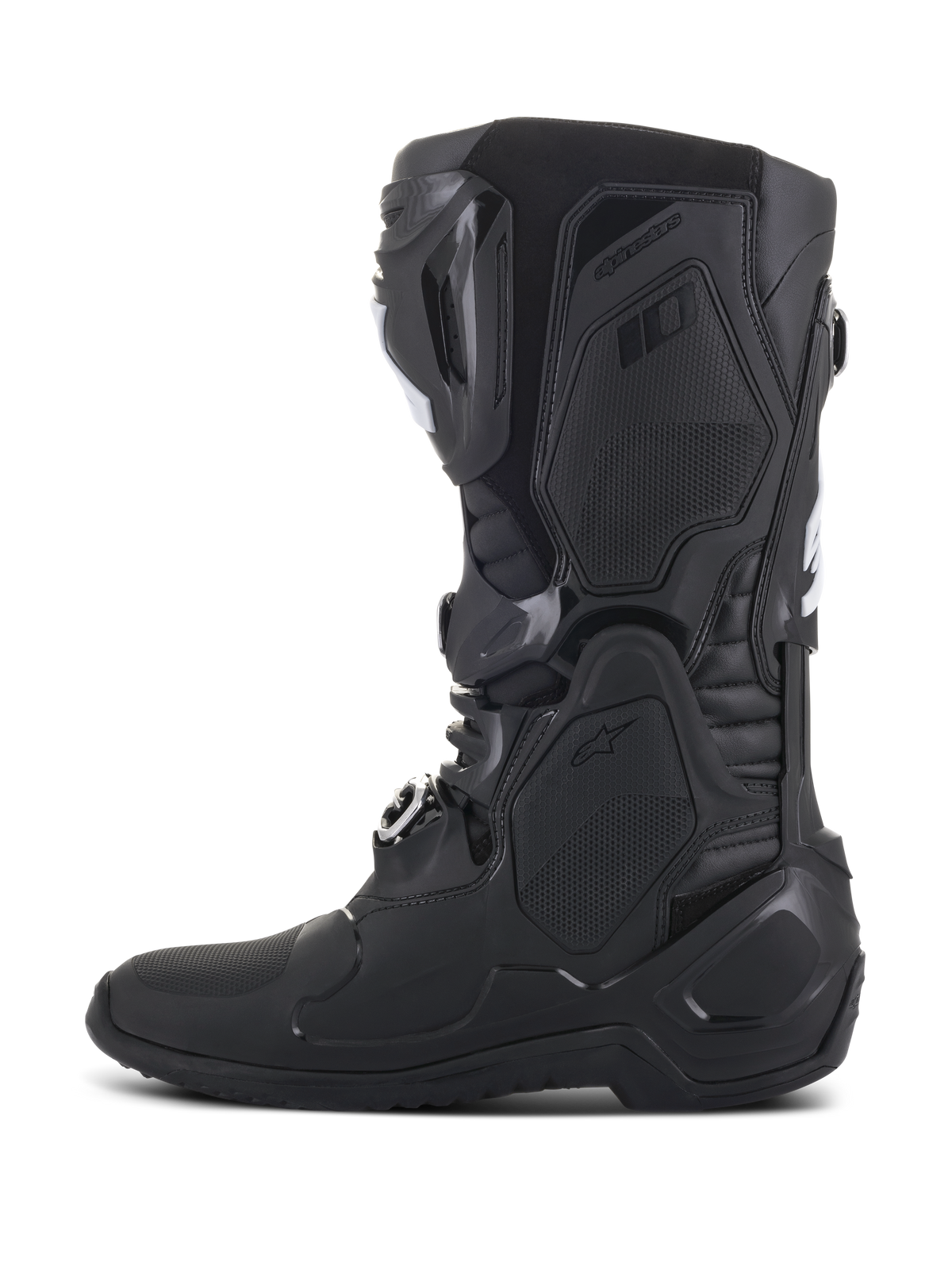 Alpinestars Tech 10 laarzen, zwarte motorcrosslaarzen, zijaanzicht, voorzien van geavanceerde TPU-schaalconstructie, gestroomlijnd ontwerp met gespsluitingen en getextureerde beschermende panelen voor professionele off-road raceprestaties