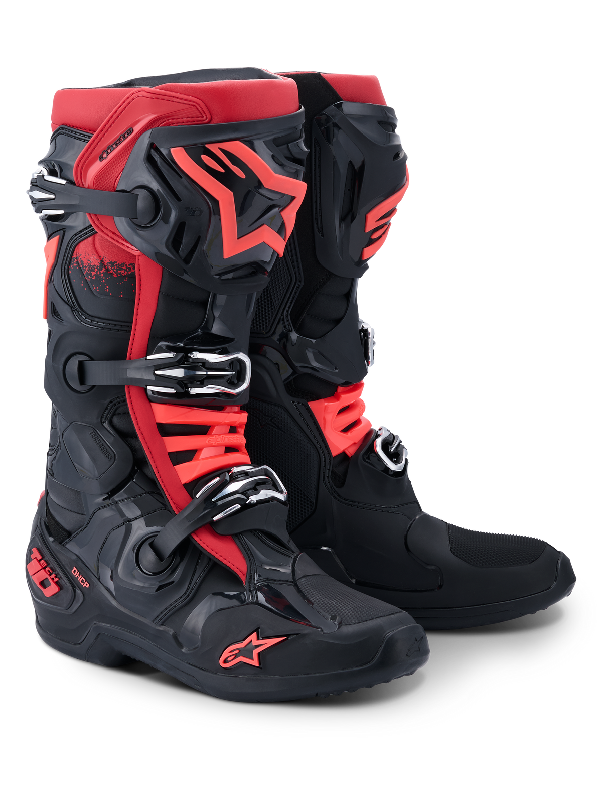 Alpinestars Tech 10 laarzen, motorcrosslaarzen, zwart en rood, voorzien van een drievoudig gespsluitsysteem, rood Alpinestars sterlogo op het scheenbeen en de neus, DHCP-branding op de hiel, professioneel beschermend ontwerp voor off-road racing