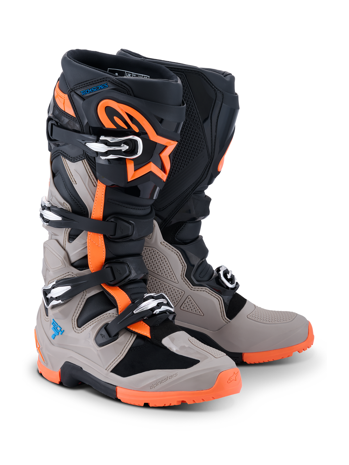 Alpinestars 2026 Tech 7 Enduro laarzen, zwart, warm grijs en neon oranje, off-road motorlaarzen met vier gespsluitingen, robuuste oranje zool, beschermende TPU-panelen en Alpinestars-branding