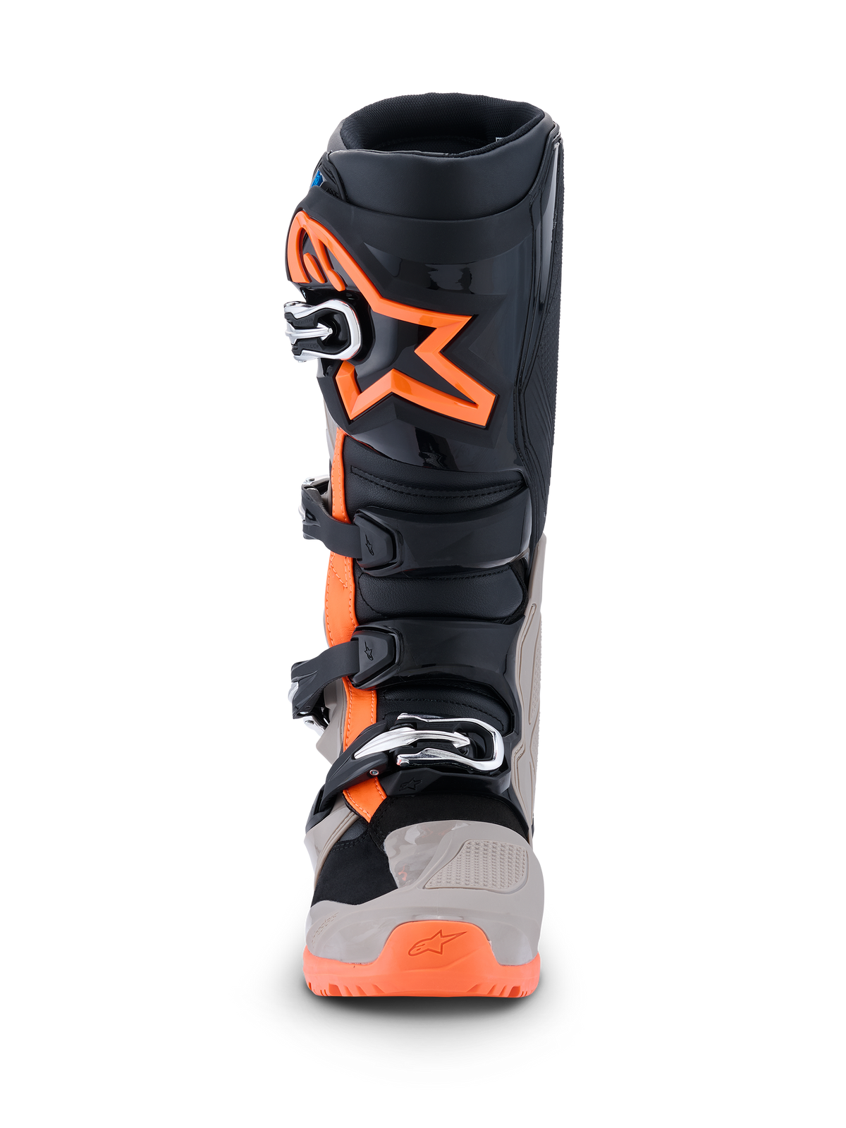 Alpinestars 2026 Tech 7 Enduro laarzen, motorcross- en enduro-laarzen, zwart, warm grijs en fluo oranje, vooraanzicht met groot oranje sterlogo op het scheenbeen, sluitingssysteem met meerdere gespen en robuuste beschermingspanelen voor off-road prestaties.