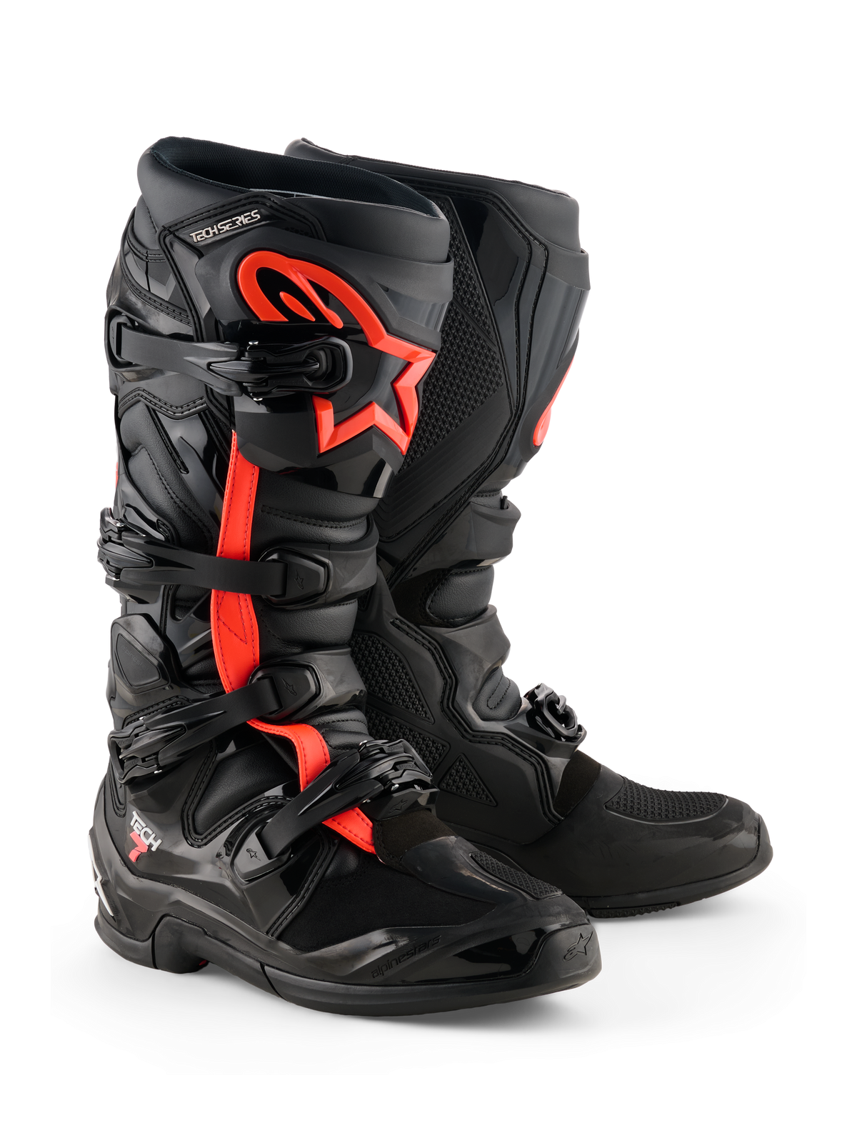 Alpinestars Tech 7 laarzen, motorcrosslaarzen, zwart en fluo rood, met vier zwarte gespen, TPU scheenplaat en rood Alpinestars sterlogo op de zijkant, robuust off-road ontwerp.
