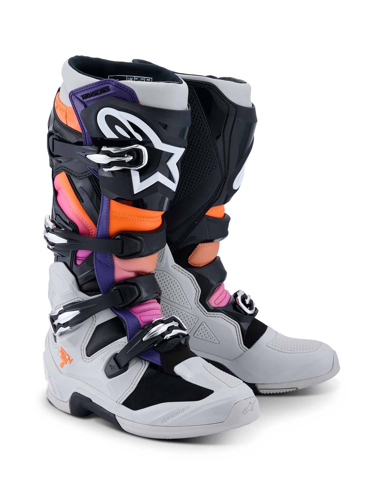 Alpinestars Tech 7 Boots, motorcrosslaarzen, zwart, lichtgrijs, fluor oranje en magenta, voorzien van een multi-gesp sluitsysteem, versterkte TPU-schaal en opvallende branding, ontworpen voor professionele off-road racing en bescherming.