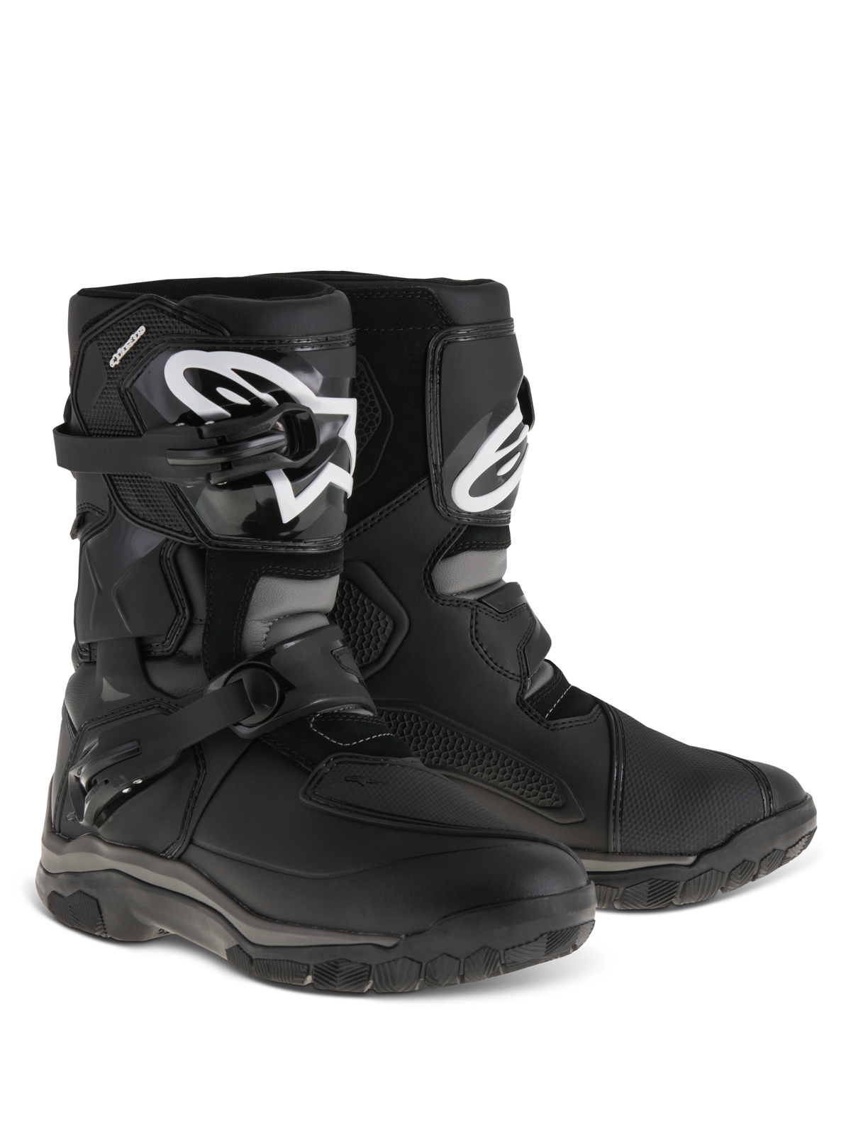 Alpinestars Belize Drystar® laarzen, adventure touring motorlaarzen, zwart, laag model met dubbel gespsluitsysteem, TPU-scheenplaat met wit Alpinestars-logo, robuuste gevulkaniseerde rubberen buitenzool voor trail- en weggebruik