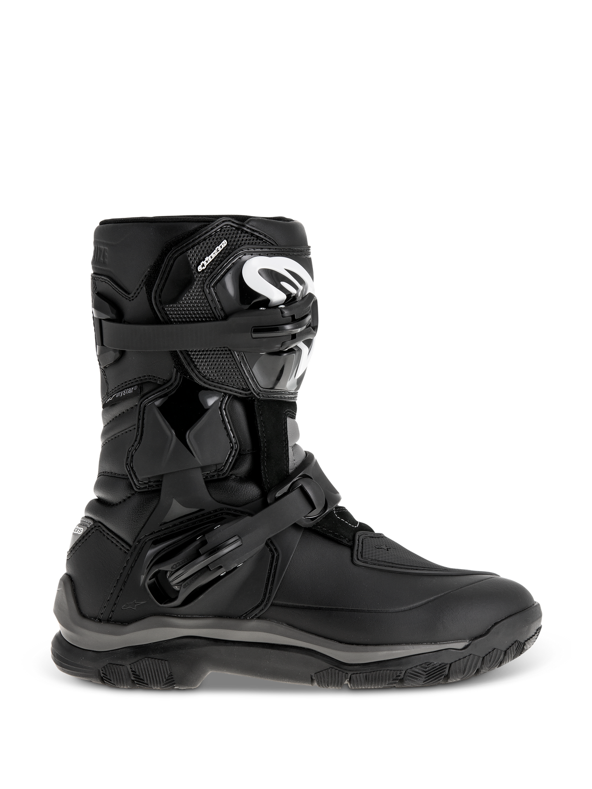 Alpinestars Belize Drystar laarzen, zwarte adventure touring motorlaarzen, middelhoog ontwerp met dubbele verstelbare gespen, robuuste profielzool voor grip, versterkte beschermingspanelen, wit logo op het scheenbeen, waterdichte motorlaarzen