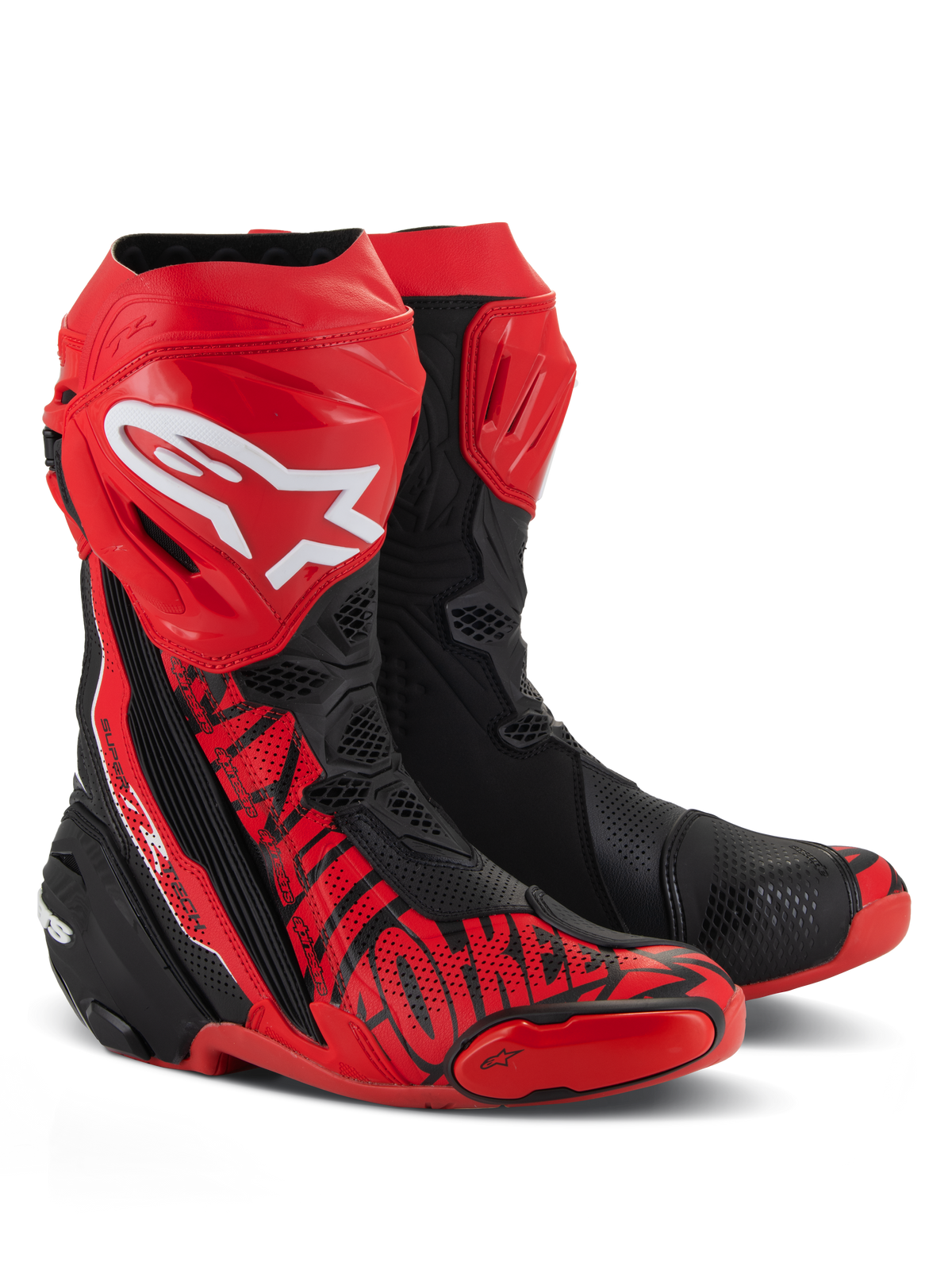 Alpinestars Supertech R LE Pecco Bagnaia Vented laarzen, racemotorlaarzen, rood en zwart, voorzien van een groot wit Alpinestars-logo op de scheenplaat, uitgebreide perforaties voor luchtstroom en speciale rode graphics op de neus en zijkant.