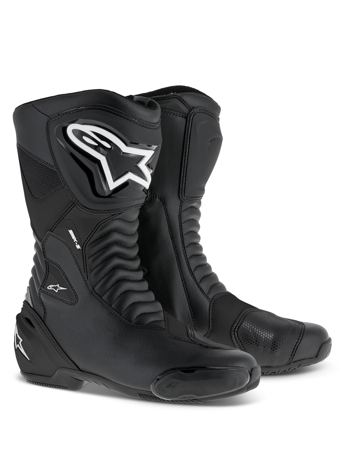 Alpinestars SMX S laarzen, sportieve motorlaarzen, zwart en wit, hoog model met grote witte logo's, versterkte bescherming op het scheenbeen en de hiel, en flexibele accordeonpanelen voor circuit- en wegprestaties.