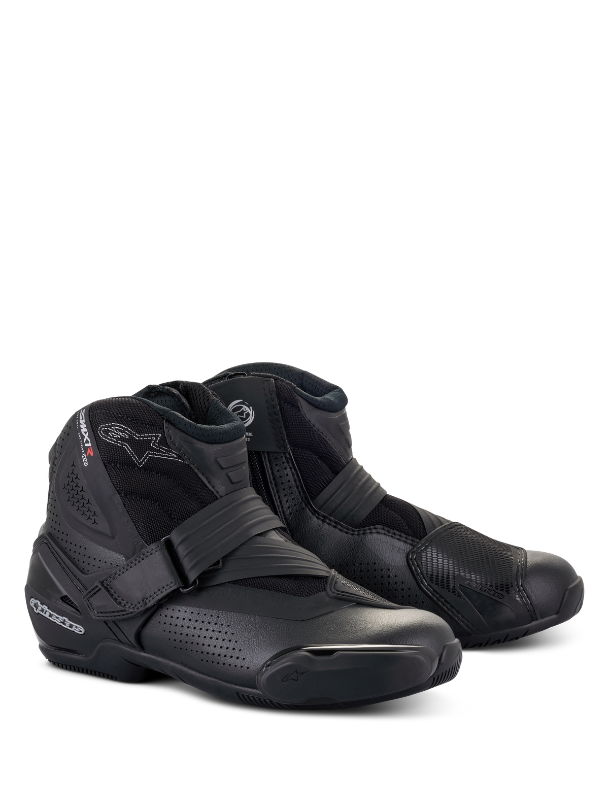 Alpinestars SMX-1 R V2 Vented motorlaarzen, laag uitgesneden motorschoenen, volledig zwart ontwerp, voorzien van een geperforeerd bovenwerk van microvezel, TPU-hielkap en schakelpad, met een stevige band- en ritssluiting aan de zijkant, driekwart vooraanzicht