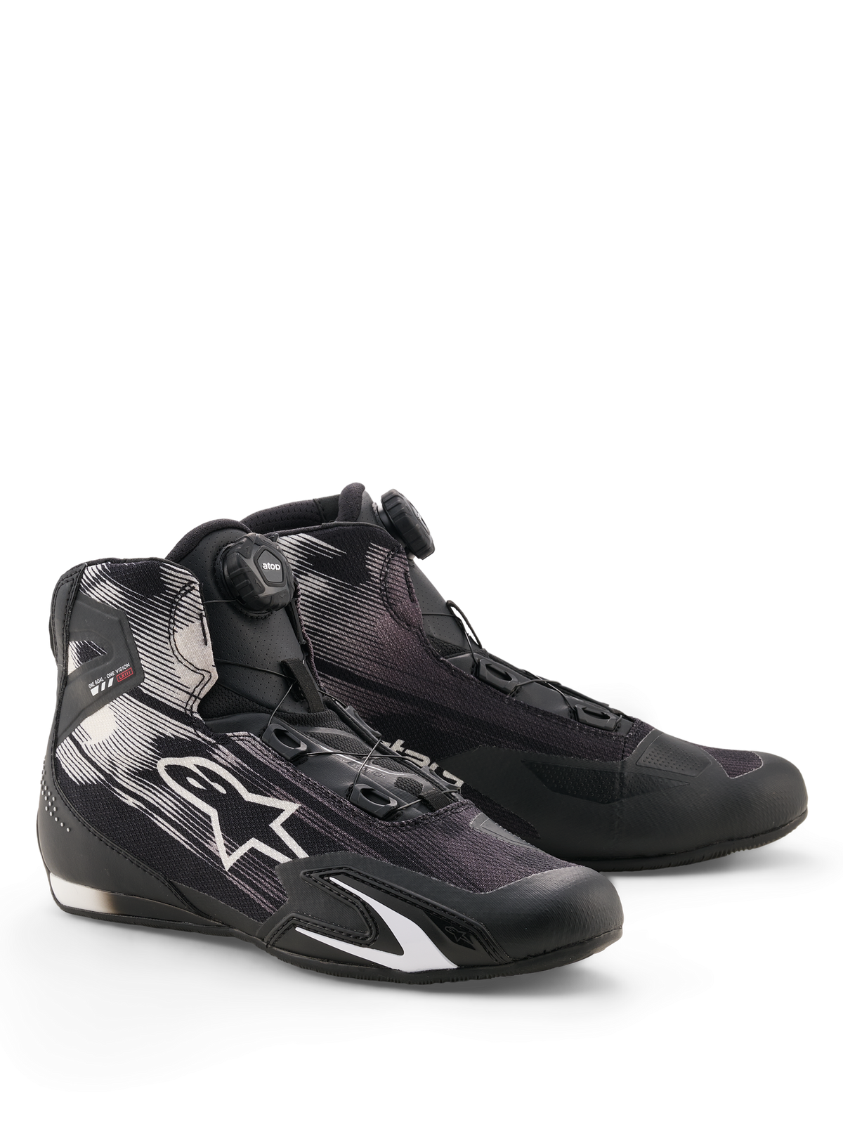Alpinestars Celer Superair schoenen, motorschoenen, zwart en wit, voorzien van een Rotor-sluitingssysteem met draaiknop op de tong, wit sterlogo op een ademend textiel bovenwerk en een sportief low-profile ontwerp.