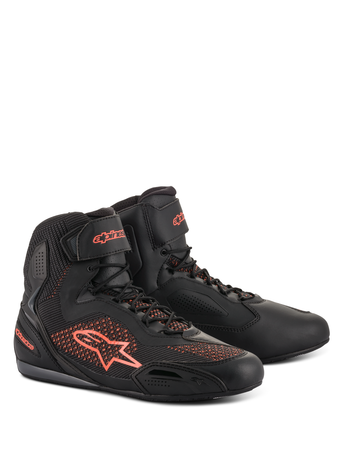 Alpinestars Faster-3 Rideknit schoenen, motorschoenen, zwart en fluorescerend rood, voorzien van ademende gebreide panelen en een lichtgewicht microfiber constructie, hoog model met Alpinestars-logo op de zijkant en hiel, stevige vetersluiting met klittenband enkelband