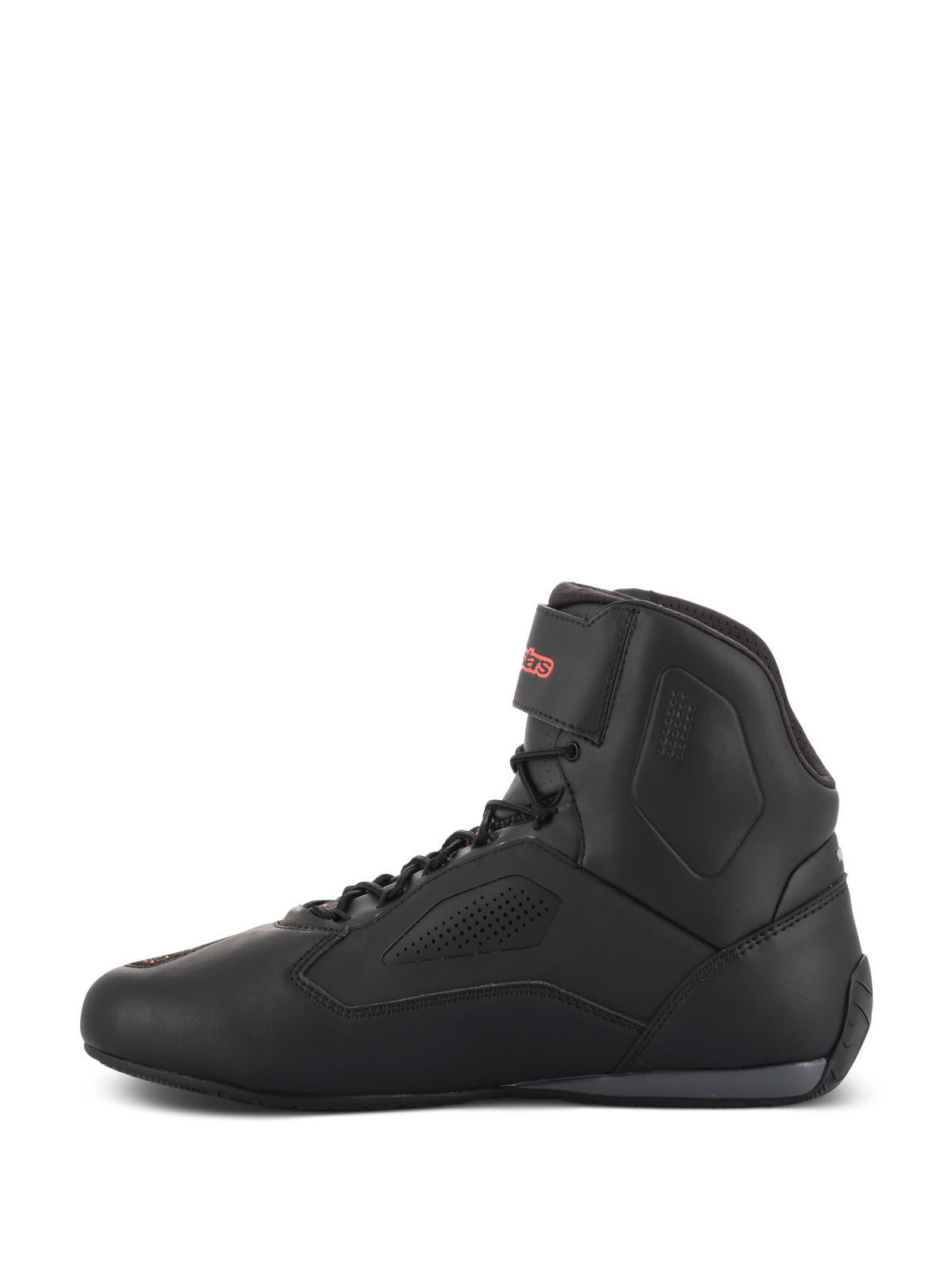 Alpinestars Faster-3 Rideknit® schoenen, zwarte motorschoen, zijaanzicht, matzwart microvezel bovenwerk met geperforeerde panelen voor luchtstroom, vetersluiting met rood Alpinestars-logo op de enkelband, sportief wegracedesign