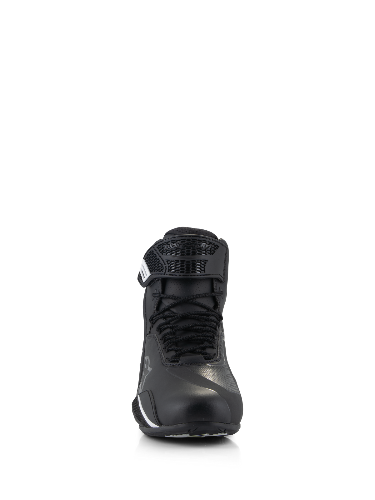 Alpinestars Faster-4 schoenen, motorschoenen, zwart, vooraanzicht met traditionele vetersluiting en klittenbandsluiting, geavanceerd bovenwerk van microvezel met beschermende verstevigingen, gestroomlijnd en technisch schoeisel voor op de weg