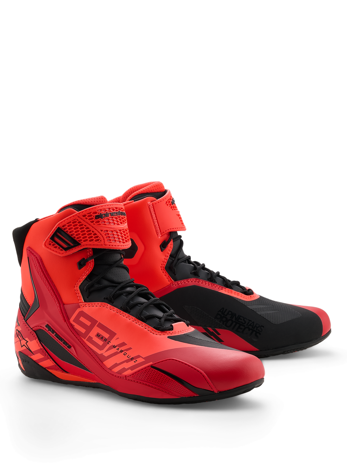Alpinestars MM93 Faster-4 schoenen, motorschoenen, fluorrood, helderrood en zwart, perspectief van rechtsvoor, voorzien van Marc Marquez 93-branding, traditionele vetersluiting met klittenbandsluiting, sportief ontwerp met beschermende TPU-accenten en lichtgewicht microvezelconstructie.