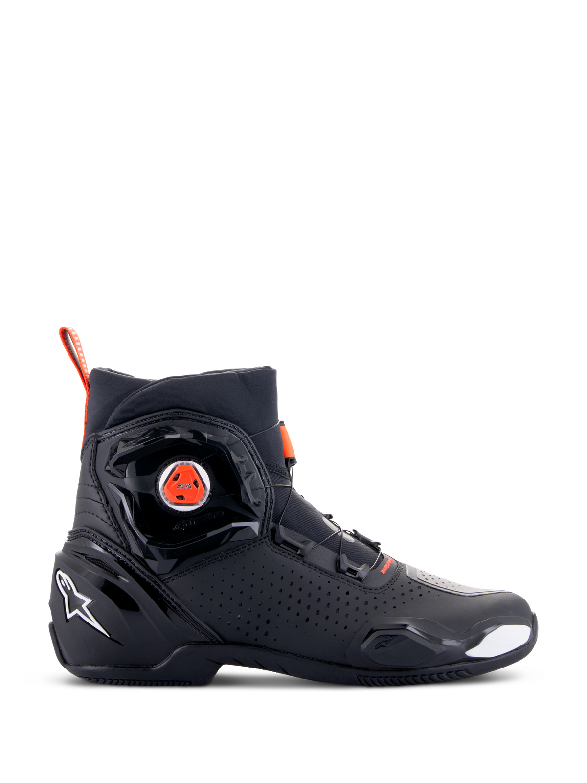 Alpinestars SP-2 motorrijschoenen, sportieve motorschoenen, zwart met Red Fluo-accenten, zijaanzicht met BOA-snelsluitingssysteem, geperforeerde microvezelpanelen voor luchtstroom, wit Alpinestars-logo op de hiel en een strak modern ontwerp met matte en glanzende afwerkingen