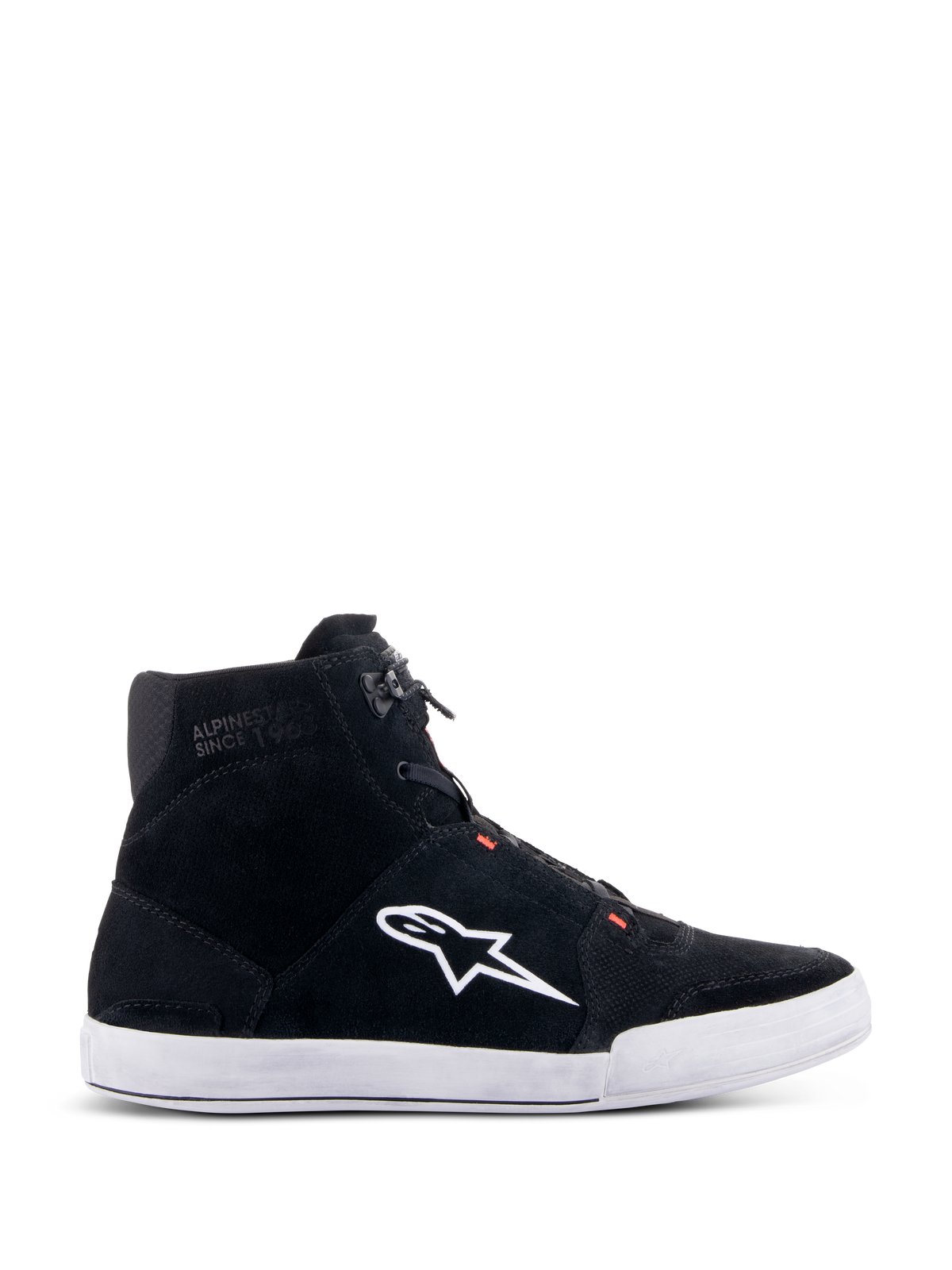 Alpinestars Chrome schoenen, urban motorschoenen, zwart en wit met Red Fluo accenten, zijprofiel met constructie van gesplitst suède, groot wit A-star logo, witte rubberen cupzool en casual op sneakers geïnspireerd silhouet voor woon-werkverkeer op de motor