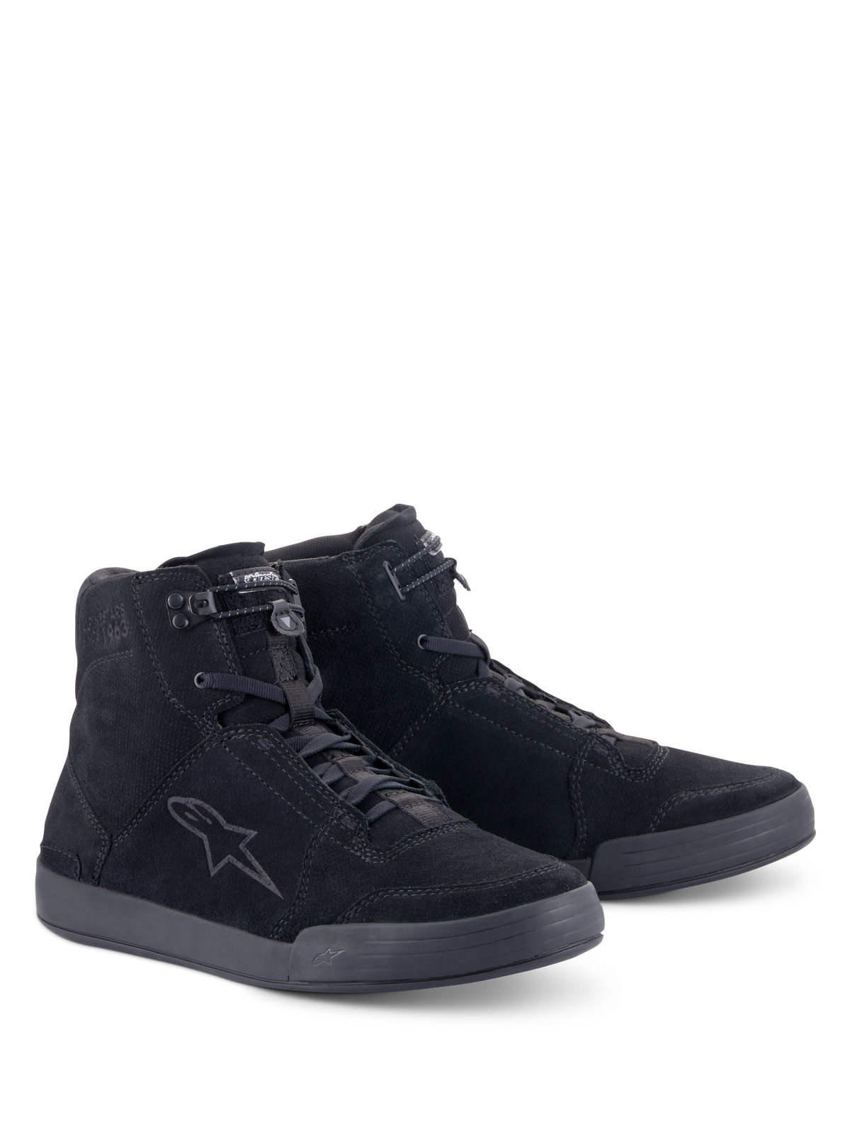 Alpinestars Chrome schoenen, stedelijke motorschoenen, zwart zwart, hoge constructie van gespleten suède, met een ton-sur-ton sterlogo aan de zijkant, vetersluiting aan de voorzijde met elastische sluiting aan de bovenkant en een platte rubberen zool voor een casual straatlook.