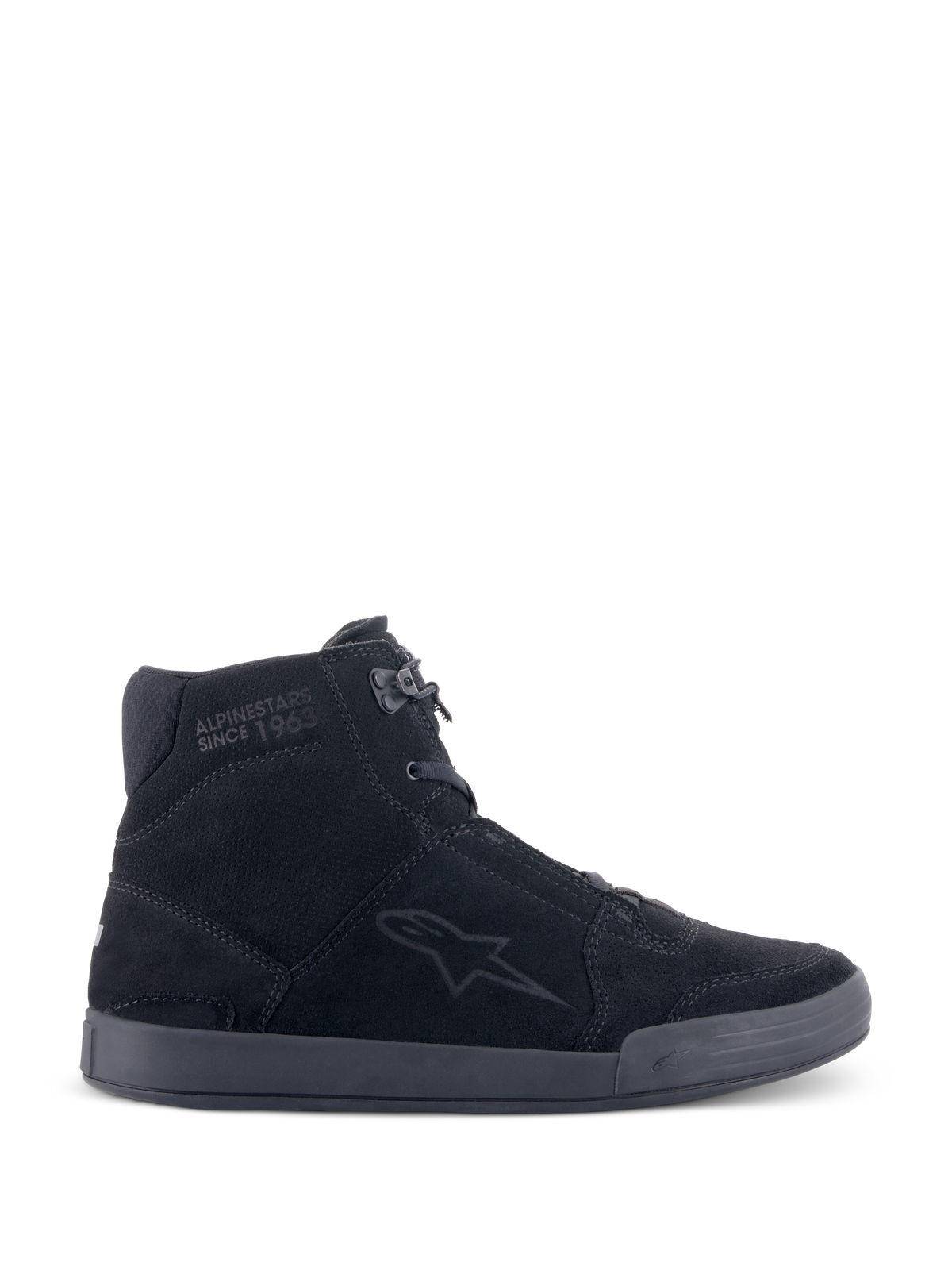 Alpinestars Chrome schoenen, urban motorschoenen, zwart, hoog sneaker-silhouet van suède, met sterlogo op de zijkant en 'Since 1963' tekst bij de enkel, casual streetwear-ontwerp met een platte rubberen zool