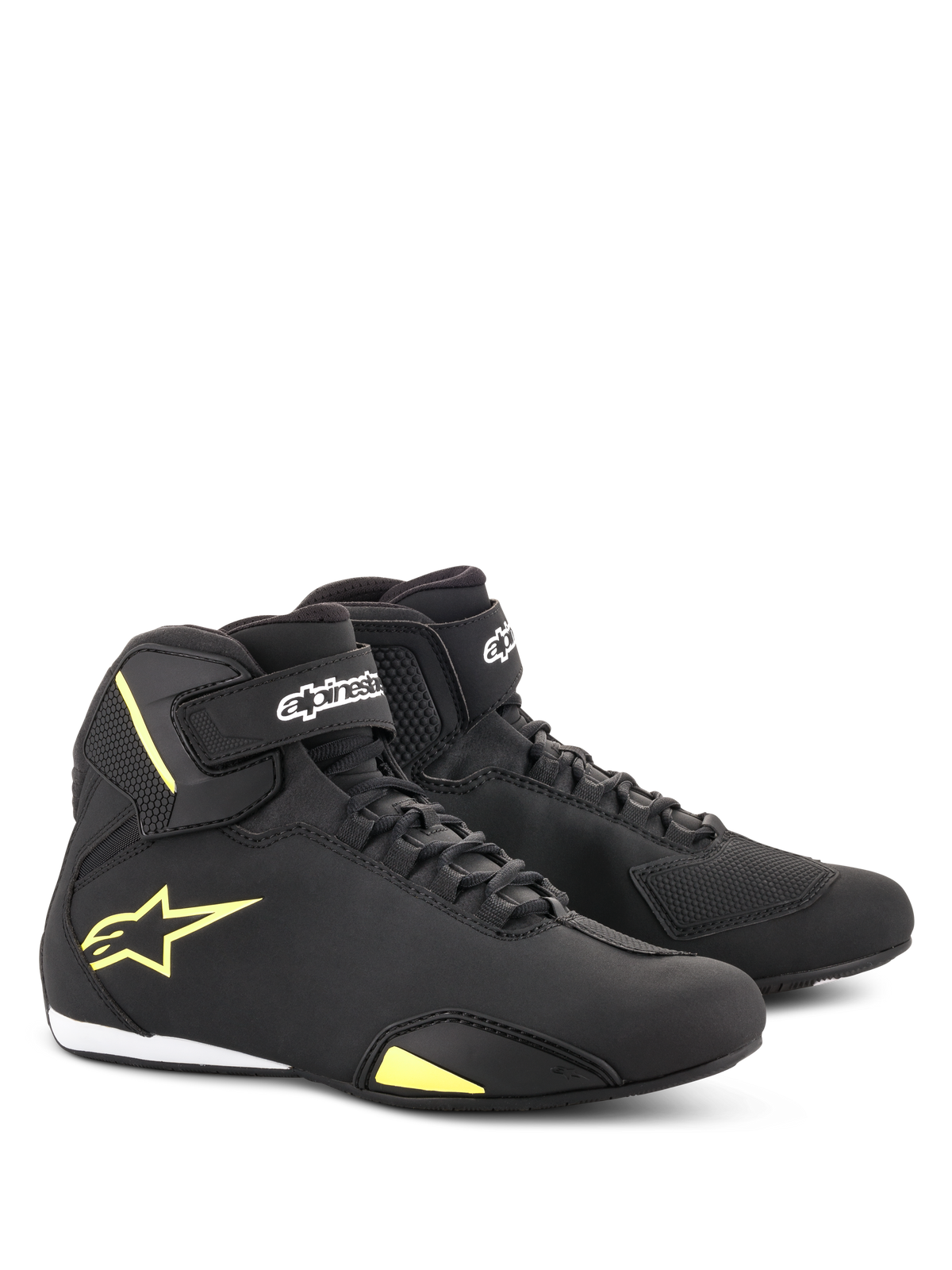 Alpinestars Sektor schoenen, motorschoenen, zwart en fluorgeel, mid-cut ontwerp met snelvetersluiting en klittenband enkelbandjes, geel Alpinestars-logo op de zijkant, lichtgewicht microvezel constructie met strakke afwerking