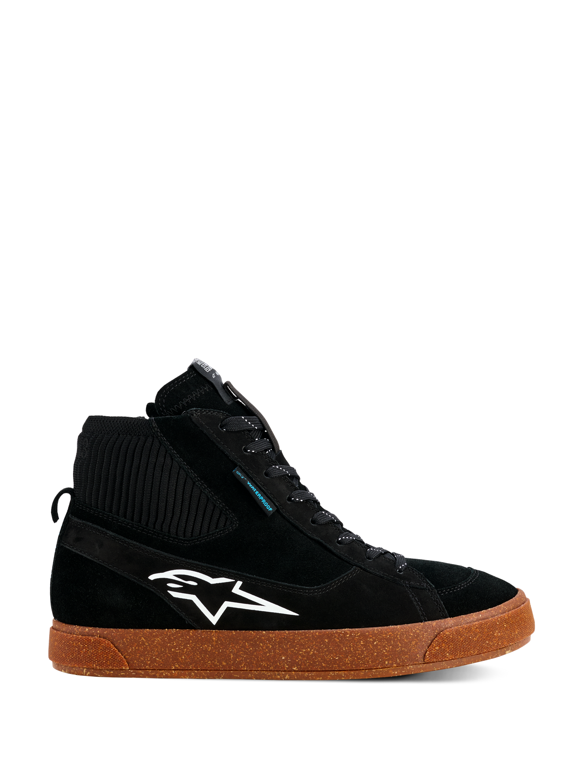 Alpinestars Stated Waterproof schoenen, zwarte hoge motorsneakers, suède en gebreide constructie, wit Alpinestars-logo, gespikkelde bruine gevulkaniseerde zool, urban motorschoeisel, modern skate-geïnspireerd ontwerp