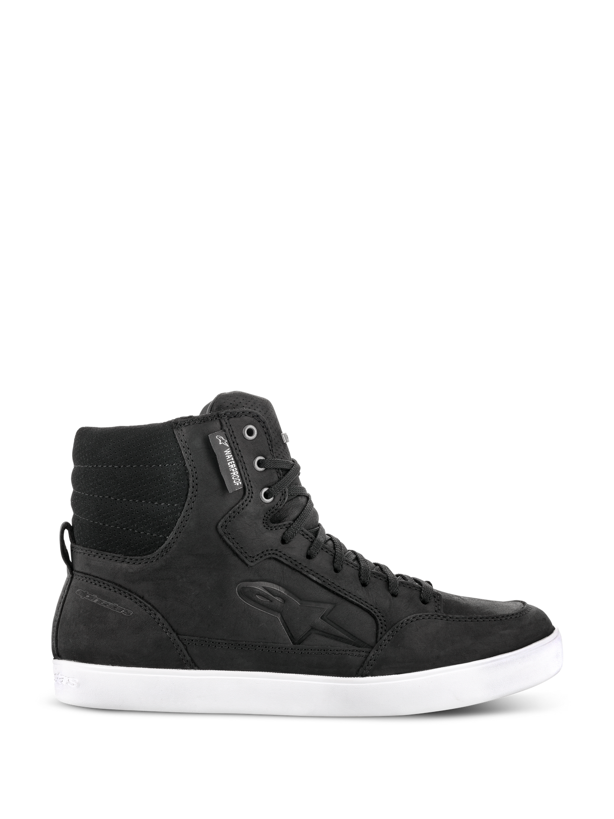Alpinestars J-6 Waterproof Shoe, zwarte urban motorsneaker, hoge lederen motorschoen met een witte platte zool, gewatteerde doorgestikte enkel, metalen oogjes, waterproof-label, reliëflogo aan de zijkant, op straatstijl geïnspireerd ontwerp voor dagelijks gebruik