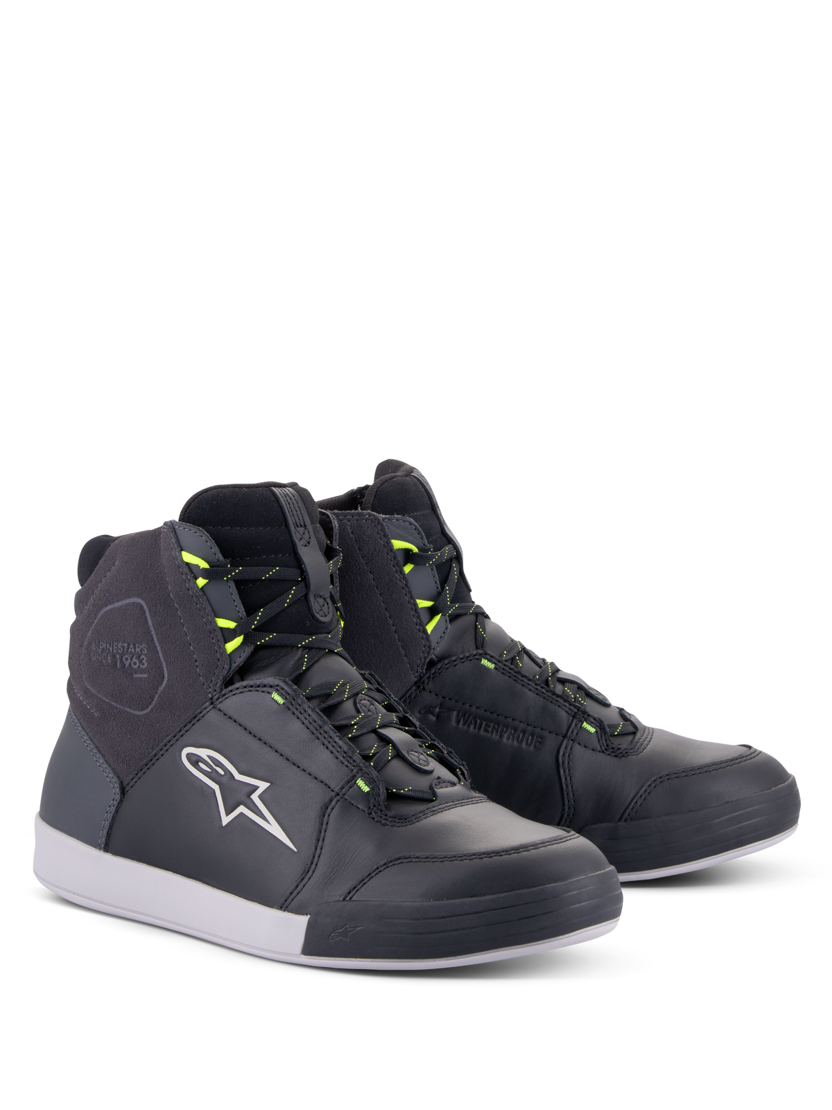 Alpinestars Chrome Drystar® schoenen, stedelijke motorschoenen, zwart, donkergrijs en neongeel, hoog model van premium leer en suède, voorzien van een wit Alpinestars-logo en neongele veterlussen, casual beschermend schoeisel in straatstijl