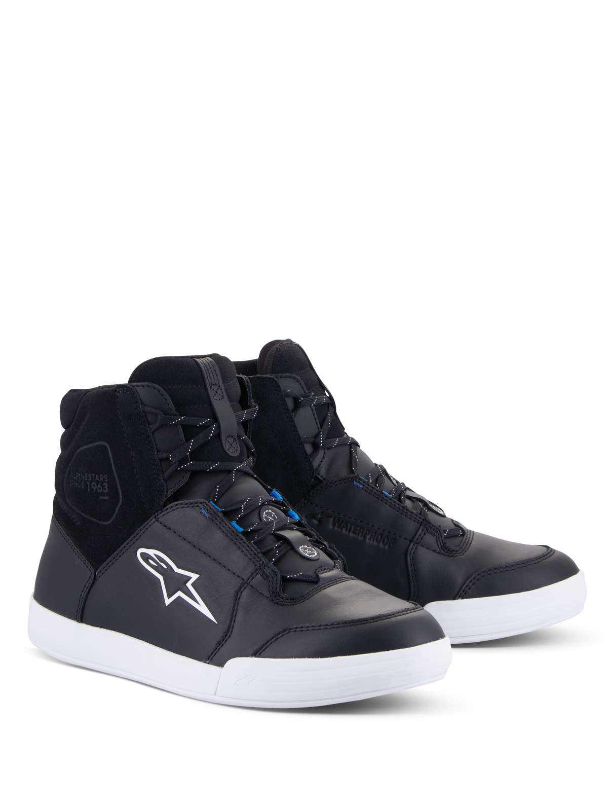 Alpinestars Chrome Drystar® schoenen, urban motorschoenen, zwart en wit met blauwe accenten, high-top sneakerontwerp met bovenwerk van leer en suède, witte contrastzool en wit Astars-logo, waterdicht schoeisel voor straatgebruik