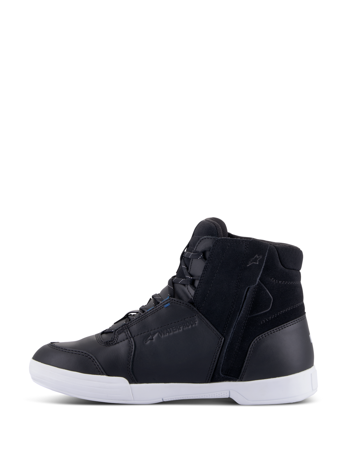 Alpinestars Chrome Drystar® schoenen, urban motorschoenen, zwart en wit met blauwe accenten, bovenwerk van leer en suède, ritssluiting aan de zijkant, witte zool, waterproof-branding, casual high-top sneakerstijl