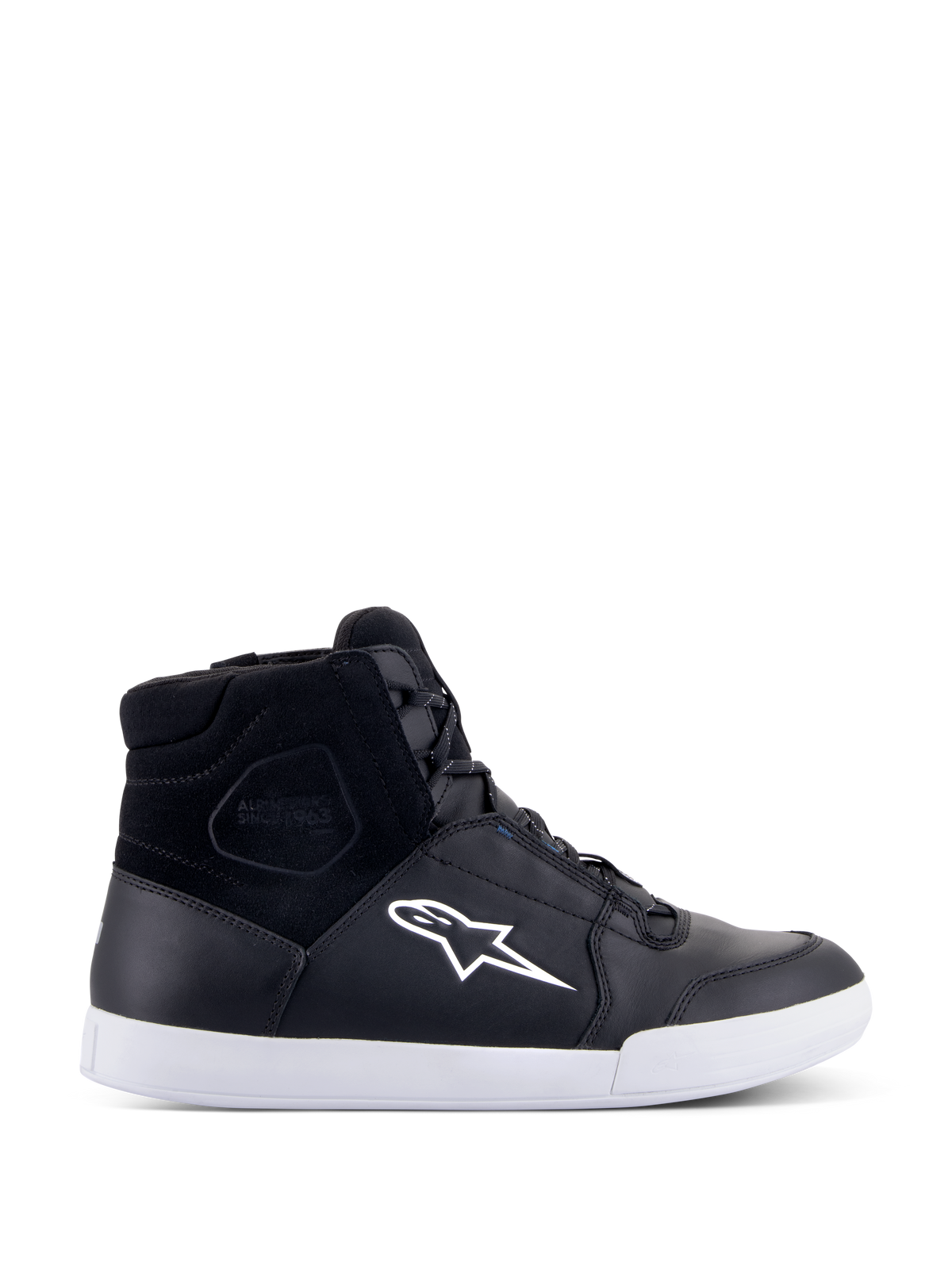 Alpinestars Chrome Drystar schoenen, zwarte hoge motorsneakers met een wit sterlogo en witte zool, waterdicht bovenwerk van leer en suède, stedelijk motorschoeisel met een gevoerde enkelkraag
