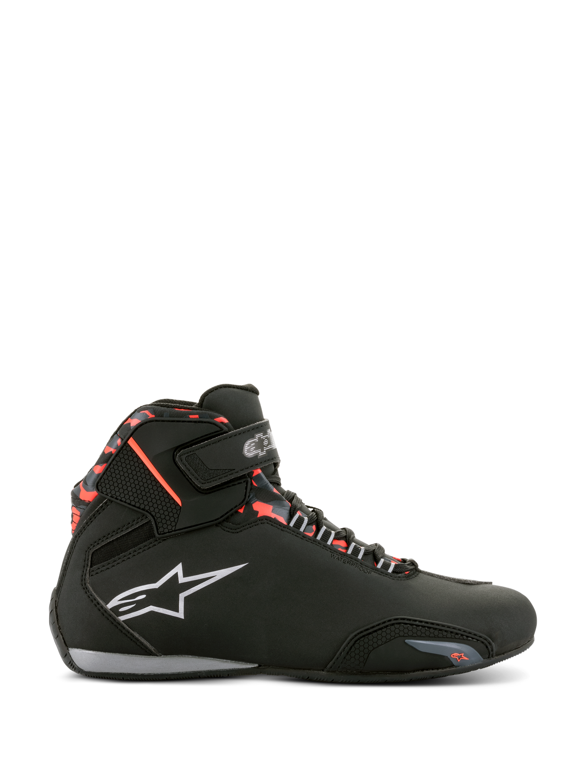 Alpinestars Sektor Waterproof schoenen, zwart met donkergrijze en Red Fluo accenten, zijprofiel van een motorschoen, met wit Alpinestars-logo, rood camouflagepatroon op de enkel, klittenbandsluiting en waterdichte constructie voor rijden op de weg
