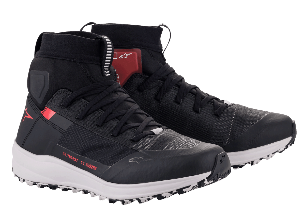 Alpinestars Speedforce schoenen, halfhoge motorschoenen, zwart, wit en rood, silhouet van een hardloopschoen, MATRYX textiel bovenwerk, witte tussenzool en rood Alpinestars-logo, technisch urban schoeisel voor rijden op de weg