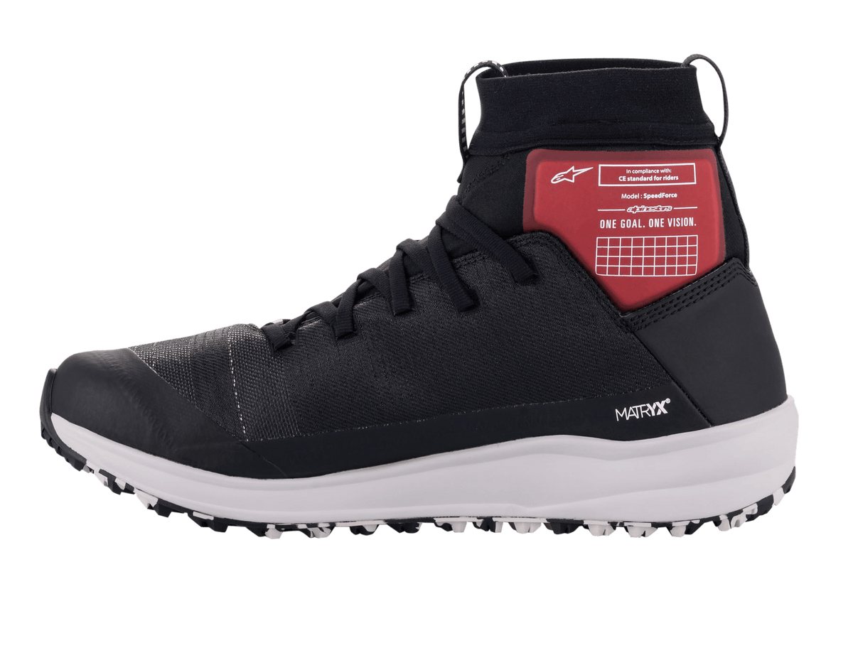 Alpinestars Speedforce schoenen, motorschoenen, zwart, wit en rood, met MATRYX textiel bovenwerk, hoge enkelbescherming met rood grafisch paneel, witte sportieve tussenzool, op hardloopschoenen geïnspireerd silhouet voor urban rijden